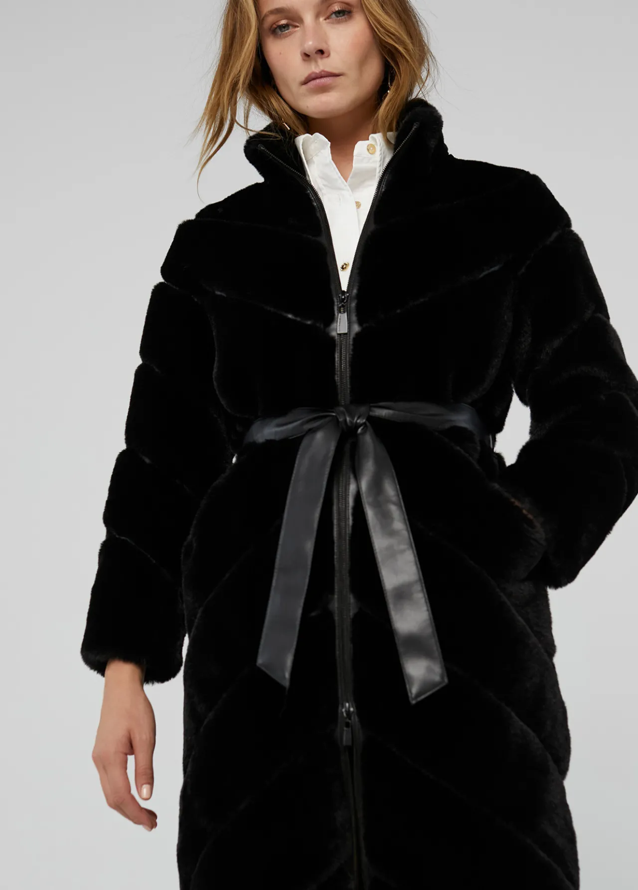 abrigo_pelo_combinado_5.webp Lola Casademunt Abrigos Y Cazadoras<Abrigo pelo combinado NEGRO