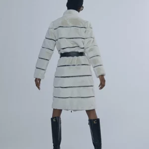 Lola Casademunt Abrigos Y Cazadoras<Abrigo pelo detalle efecto piel | COLECCIÓN LOLA | Lola Casademunt BLANCO