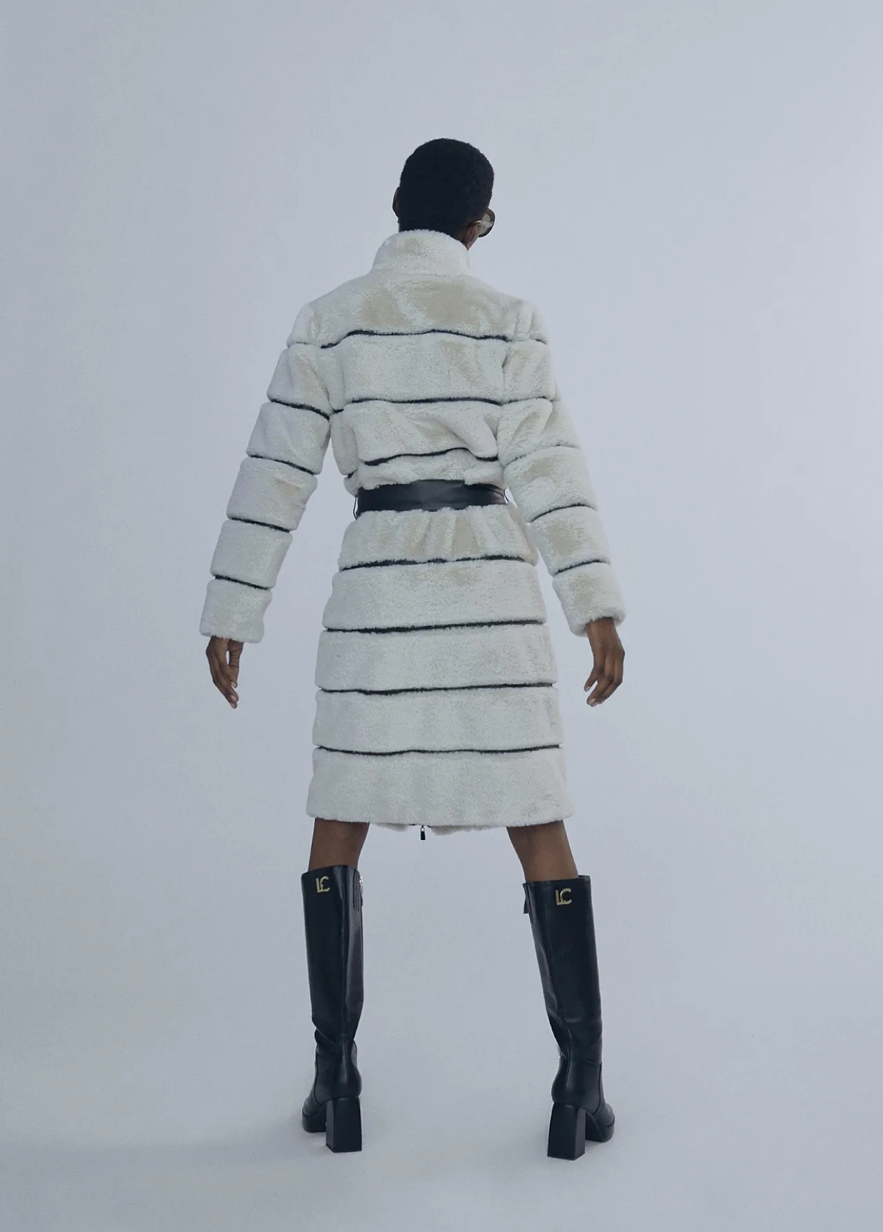 abrigo_pelo_detalle_efecto_piel__coleccin_lola__lola_casademunt_3.webp Lola Casademunt Abrigos Y Cazadoras<Abrigo pelo detalle efecto piel | COLECCIÓN LOLA | Lola Casademunt BLANCO