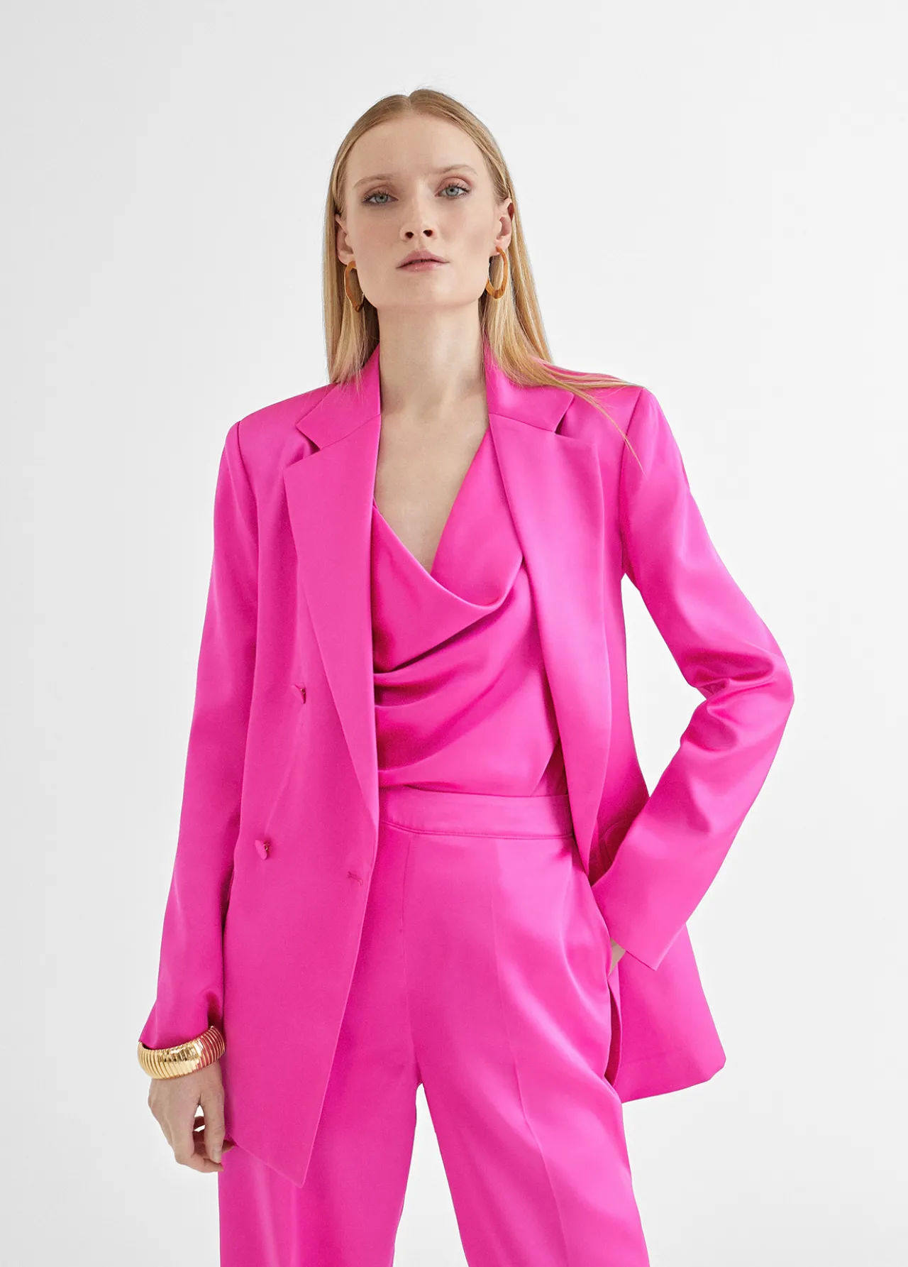 americana_cruzada_satinada_1-1.webp Lola Casademunt Americanas Y Blazers<Americana cruzada satinada FUCSIA