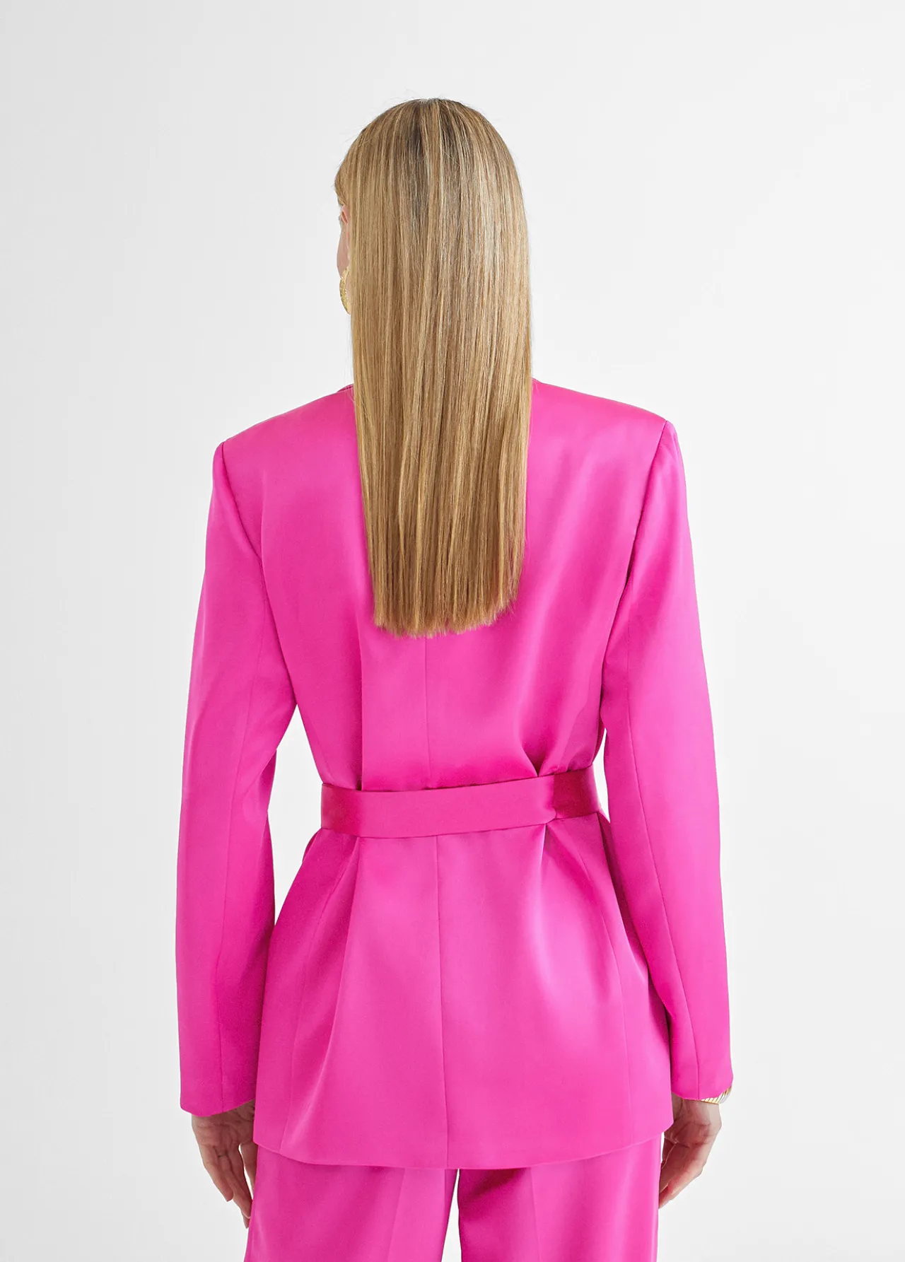 americana_cruzada_satinada_5-1.webp Lola Casademunt Americanas Y Blazers<Americana cruzada satinada FUCSIA