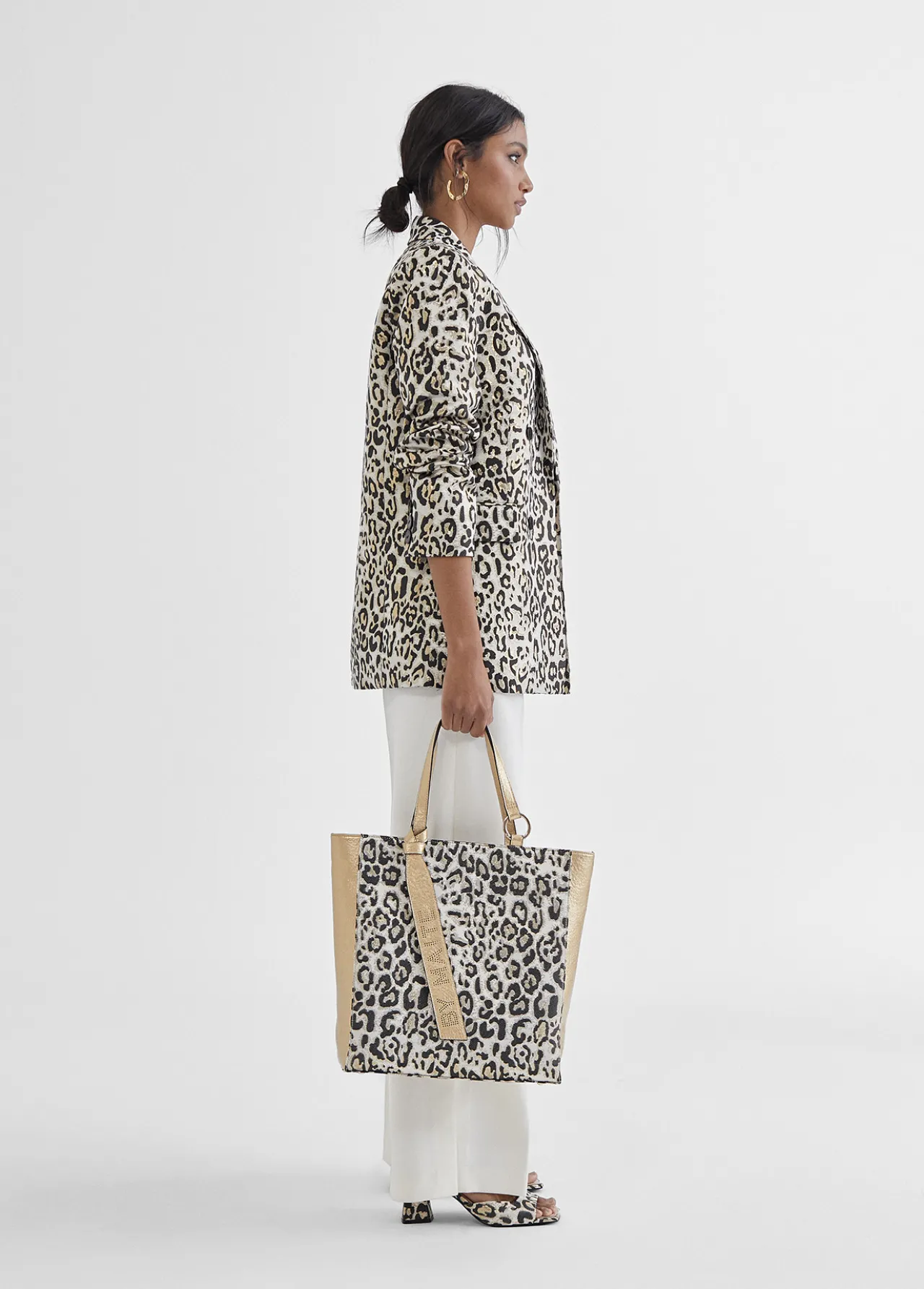 americana_dorada_animal_print_4.webp Lola Casademunt Americanas Y Blazers<Americana dorada animal print NEGRO-BLANCO