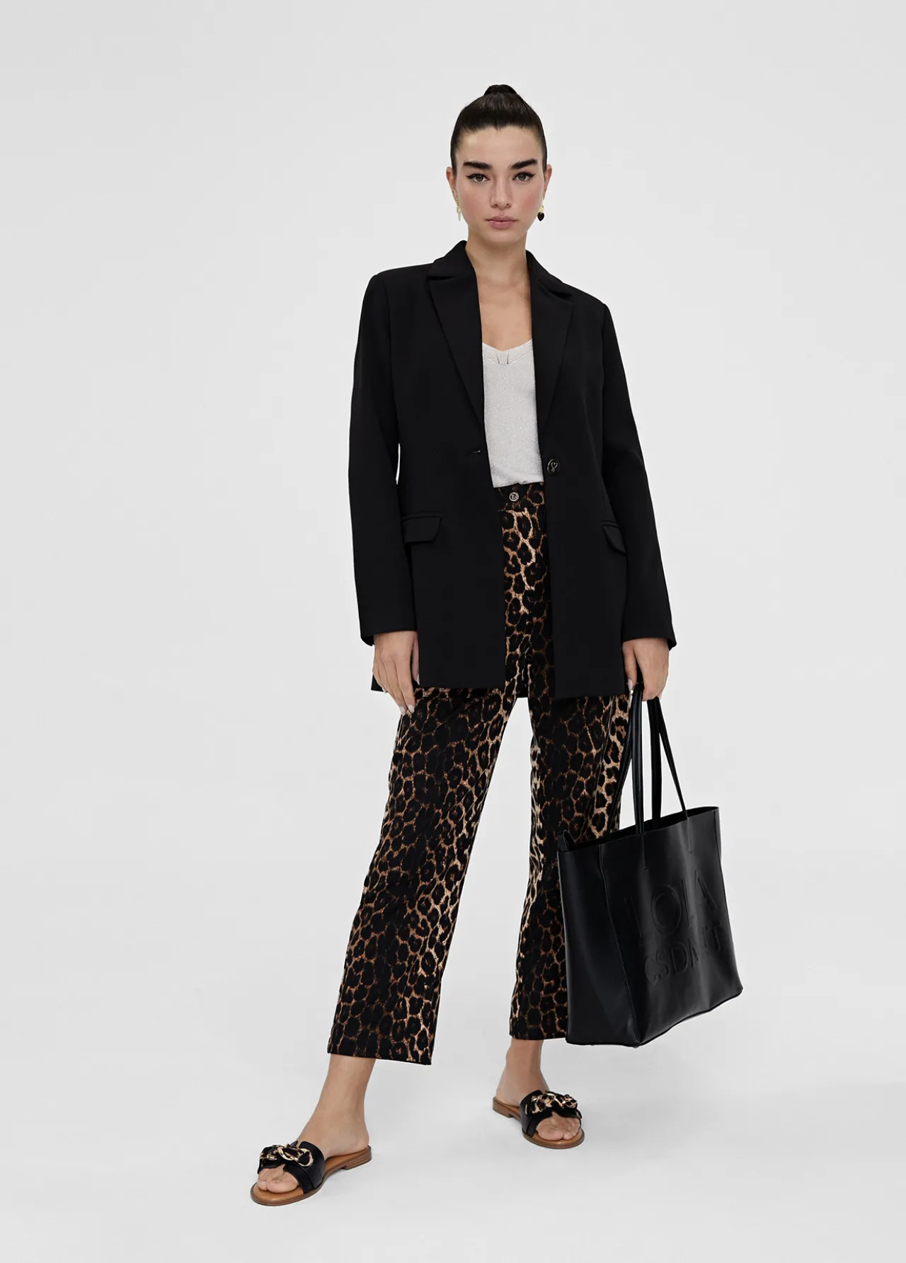 americana_forro_lc_2.webp Lola Casademunt Americanas Y Blazers<Americana forro LC CRUDO