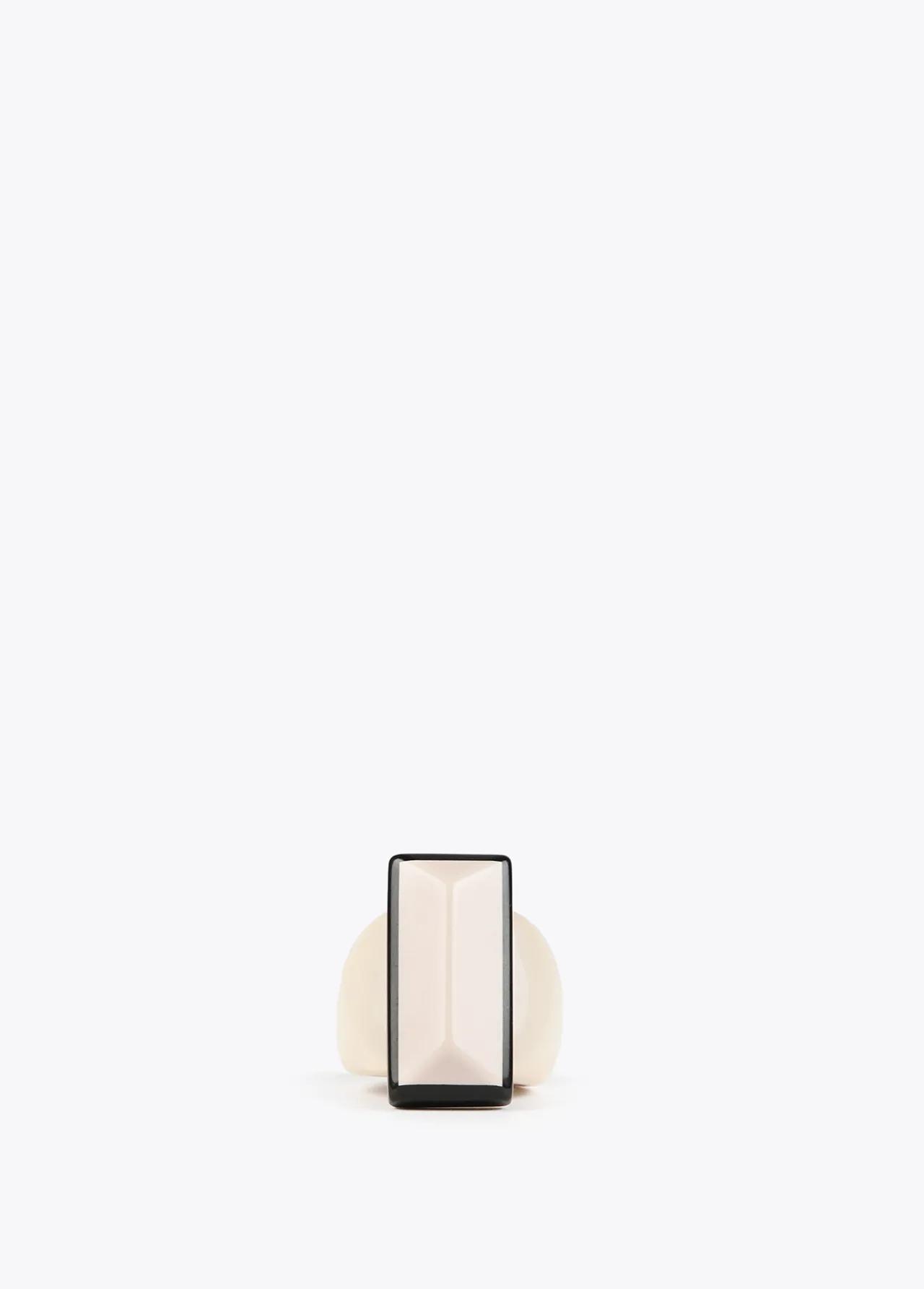 anillo_blanco_y_negro_1.webp Lola Casademunt Bisuteria<Anillo blanco y negro BLANCO-NEGRO