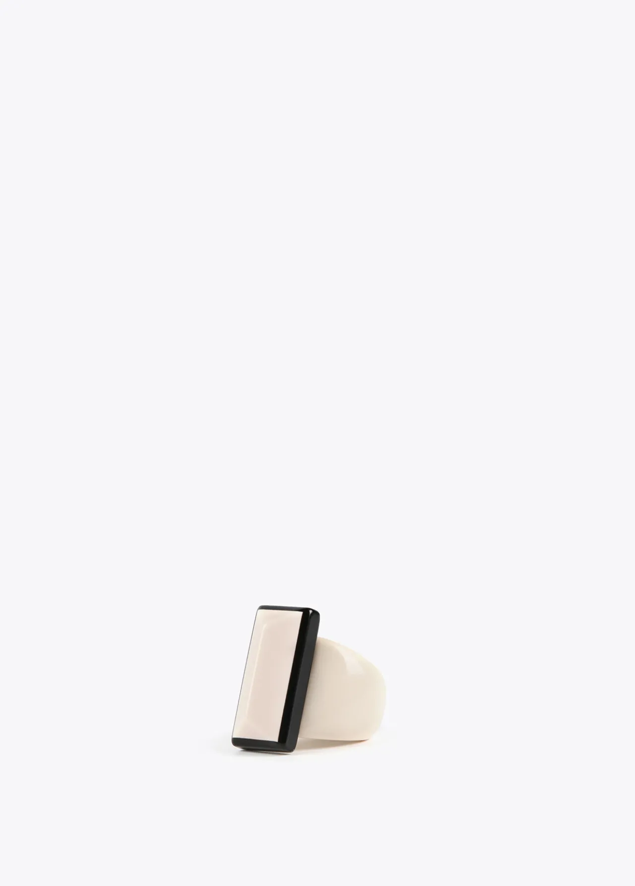 anillo_blanco_y_negro_3.webp Lola Casademunt Bisuteria<Anillo blanco y negro BLANCO-NEGRO