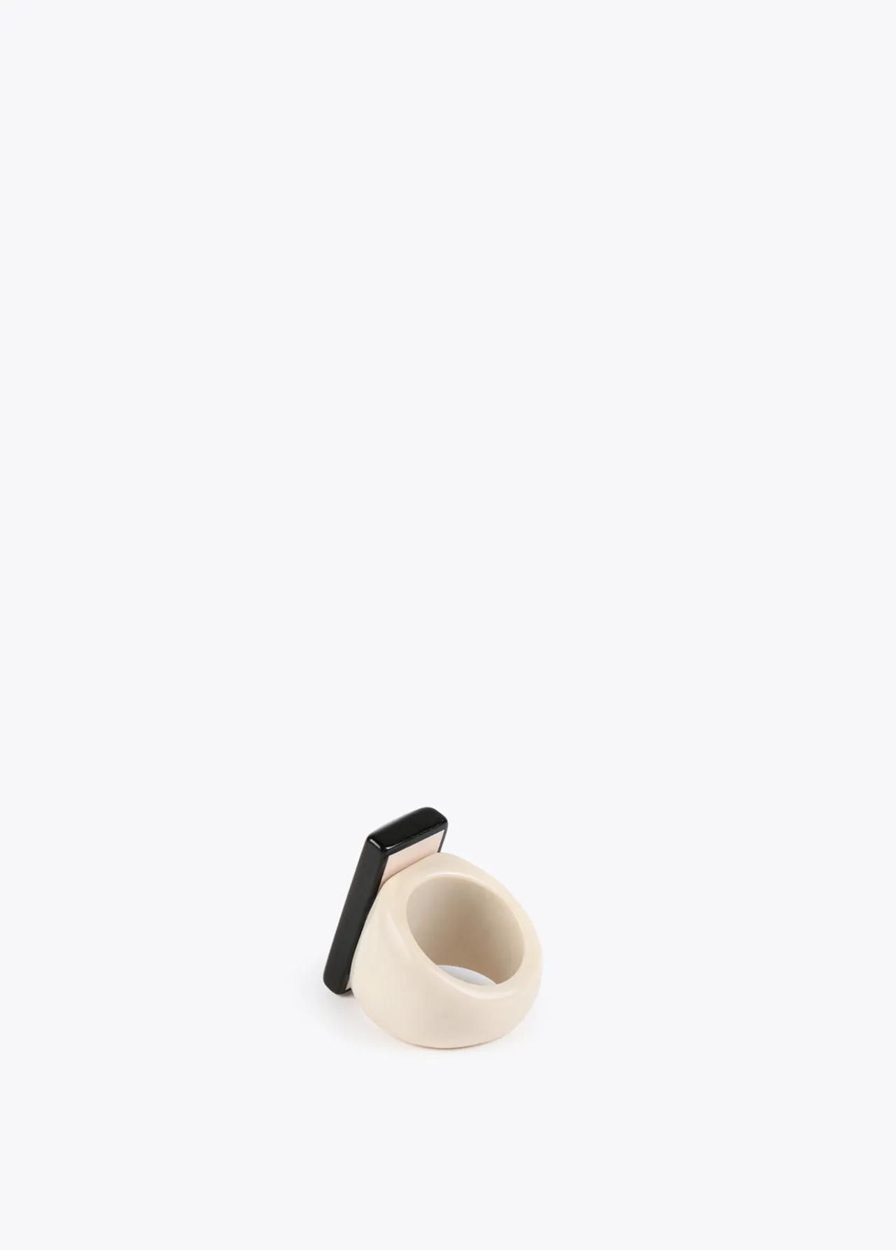 anillo_blanco_y_negro_4.webp Lola Casademunt Bisuteria<Anillo blanco y negro BLANCO-NEGRO