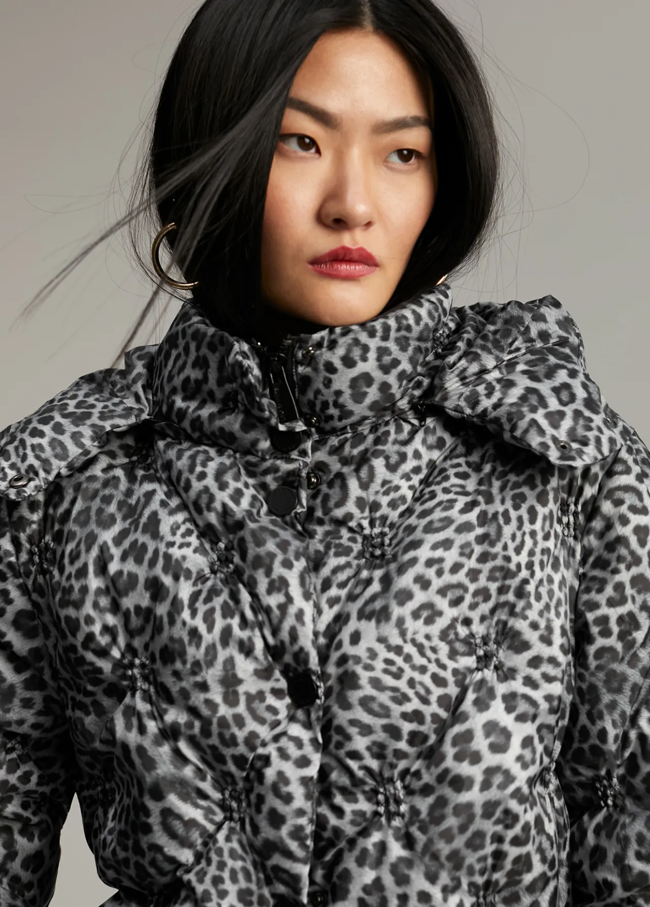 anorak_acolchado_animal_print_5.webp Lola Casademunt Animal Print | Abrigos Y Cazadoras<Anorak acolchado animal print GRIS-NEGRO