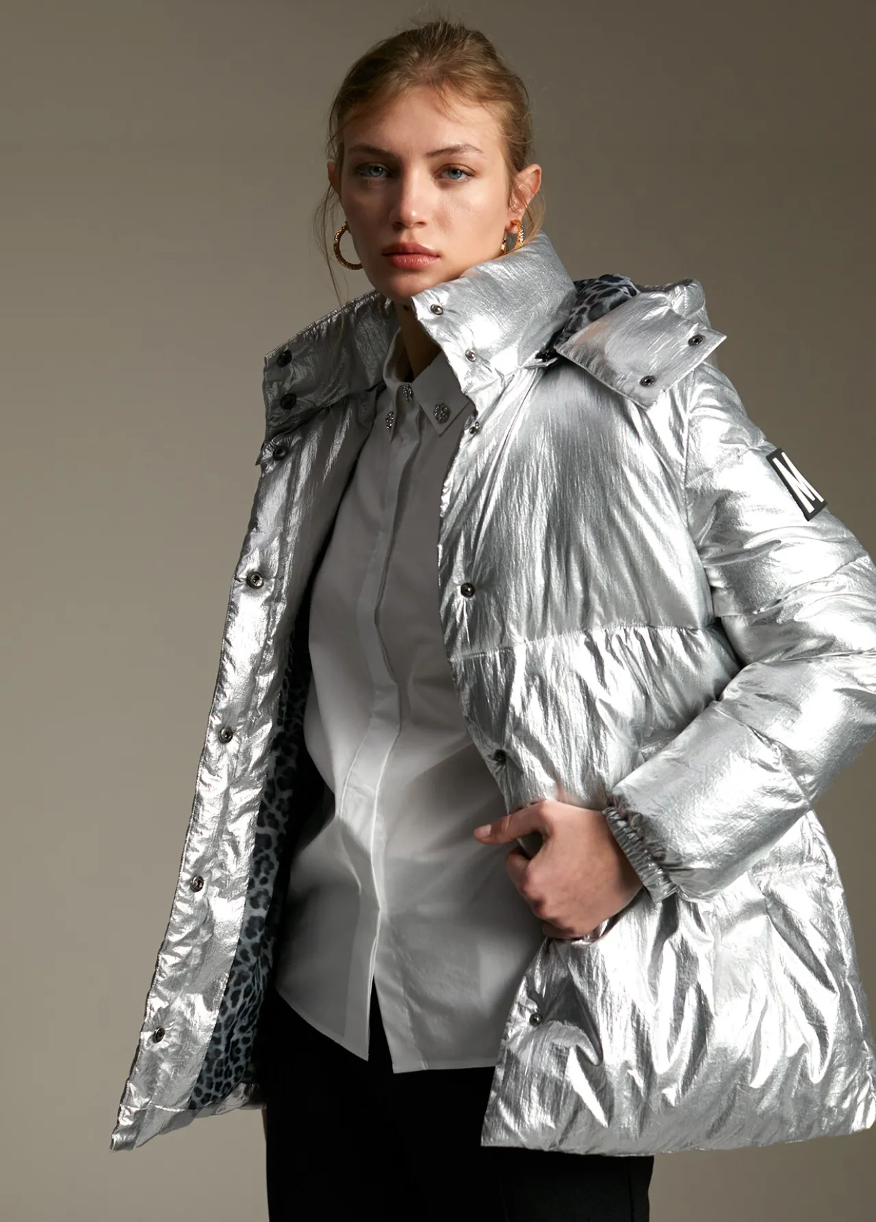 anorak_acolchado_metalizado_0.webp Lola Casademunt Abrigos Y Cazadoras<Anorak acolchado metalizado PLATEADO