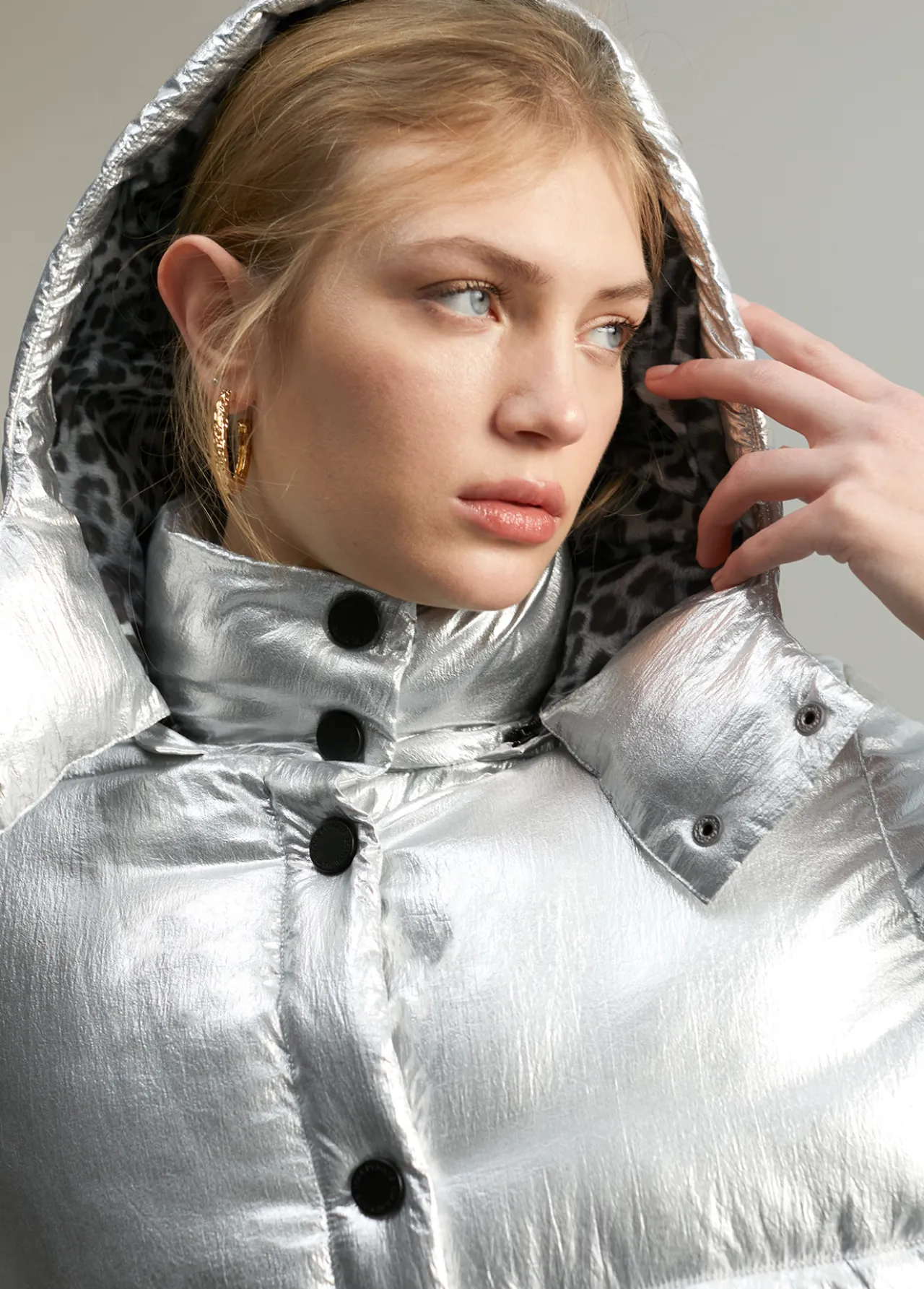 anorak_acolchado_metalizado_1.webp Lola Casademunt Abrigos Y Cazadoras<Anorak acolchado metalizado PLATEADO