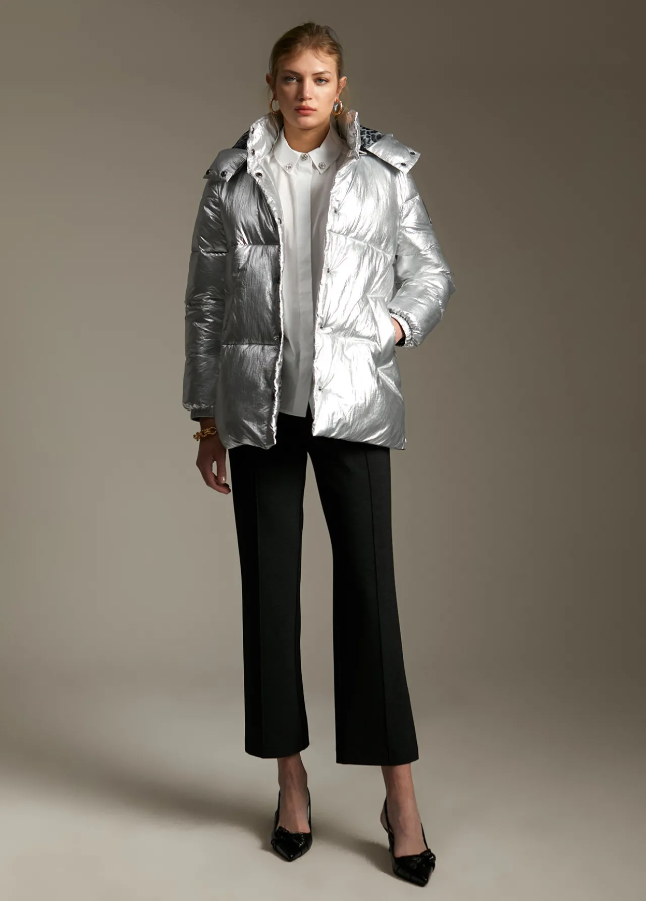 anorak_acolchado_metalizado_2.webp Lola Casademunt Abrigos Y Cazadoras<Anorak acolchado metalizado PLATEADO