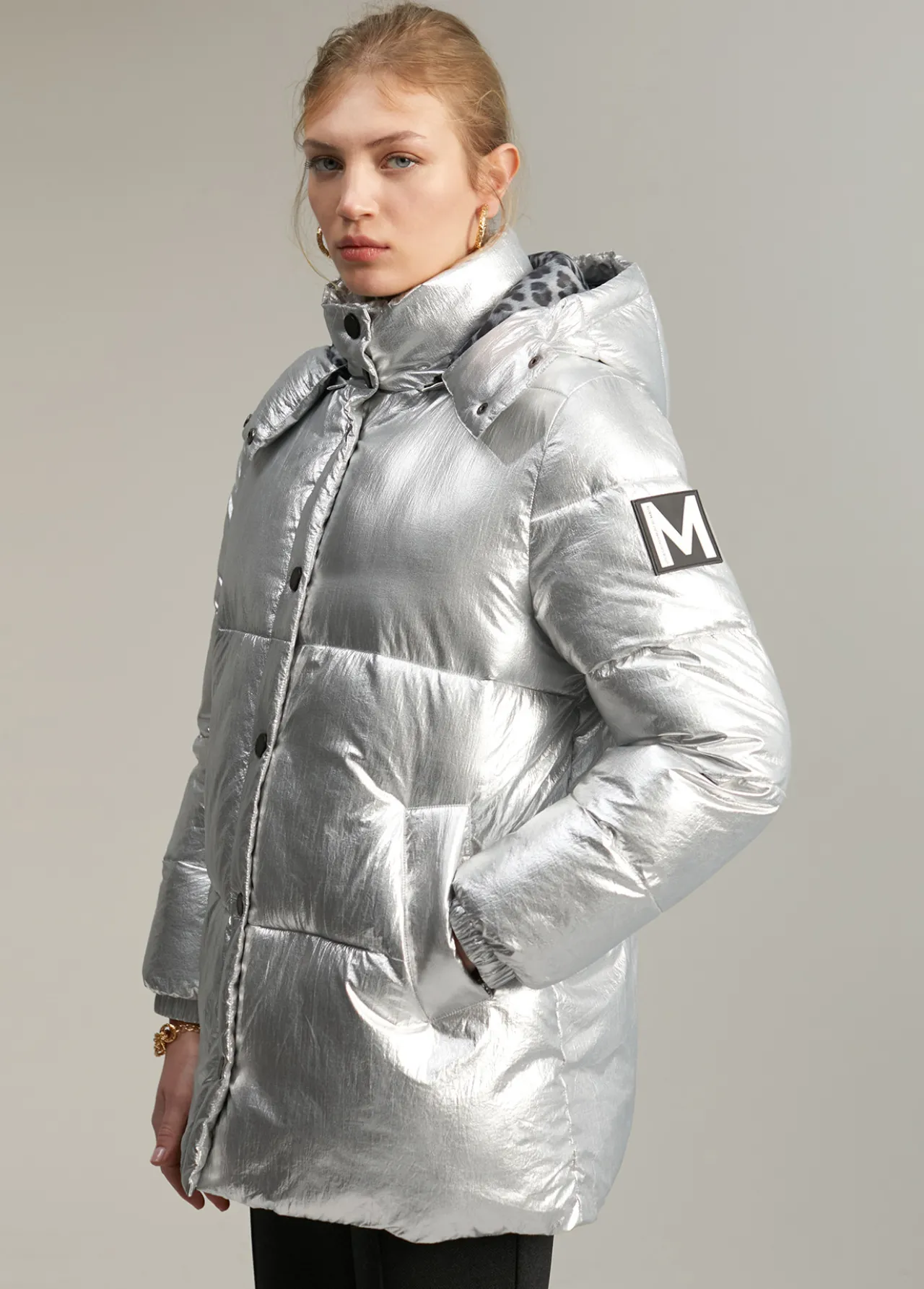 anorak_acolchado_metalizado_3.webp Lola Casademunt Abrigos Y Cazadoras<Anorak acolchado metalizado PLATEADO