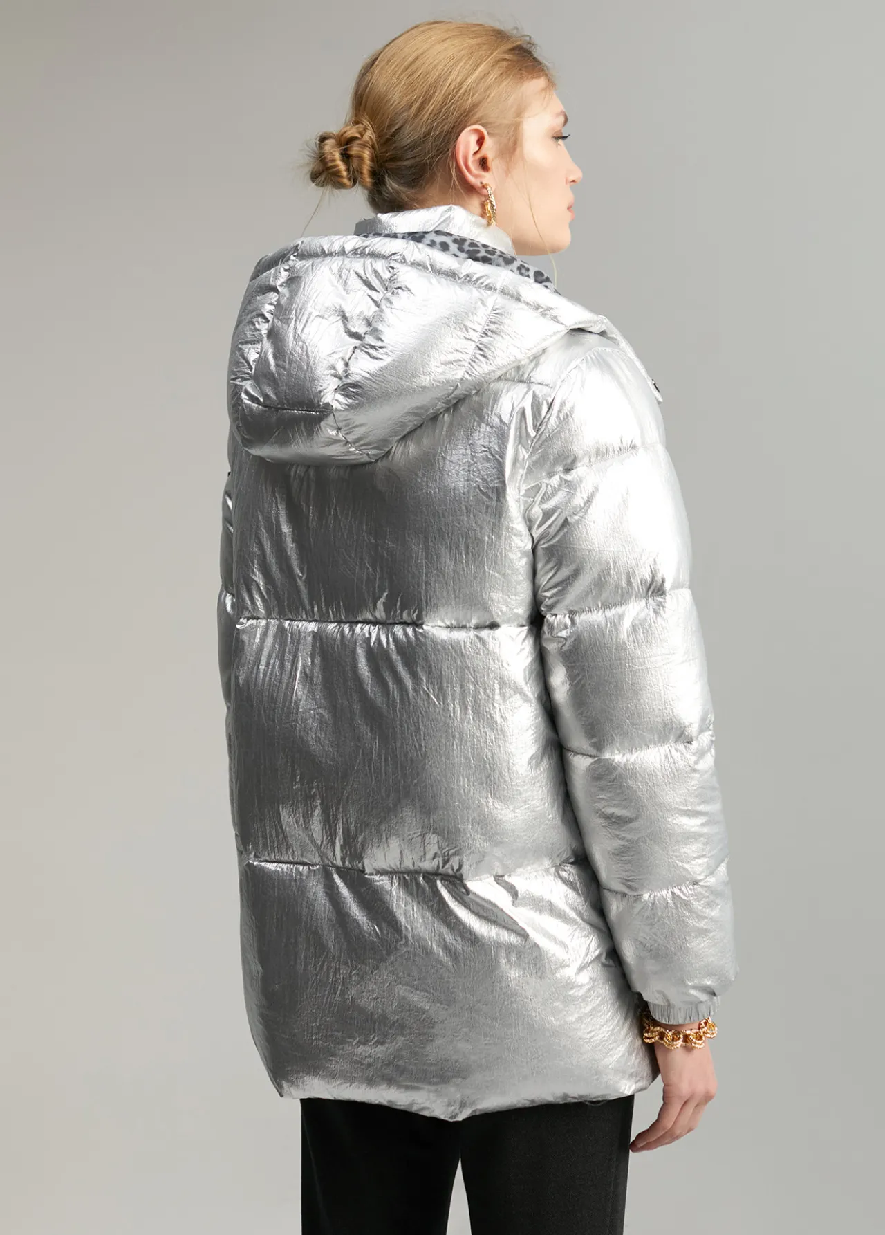 anorak_acolchado_metalizado_4.webp Lola Casademunt Abrigos Y Cazadoras<Anorak acolchado metalizado PLATEADO