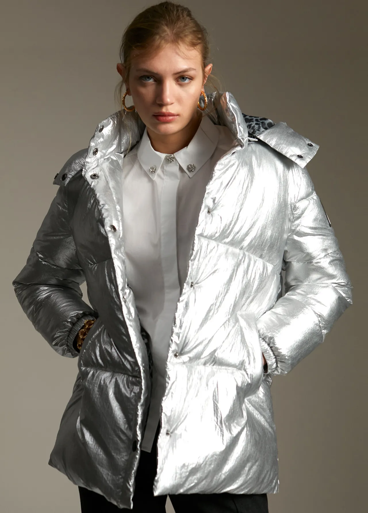 anorak_acolchado_metalizado_5.webp Lola Casademunt Abrigos Y Cazadoras<Anorak acolchado metalizado PLATEADO