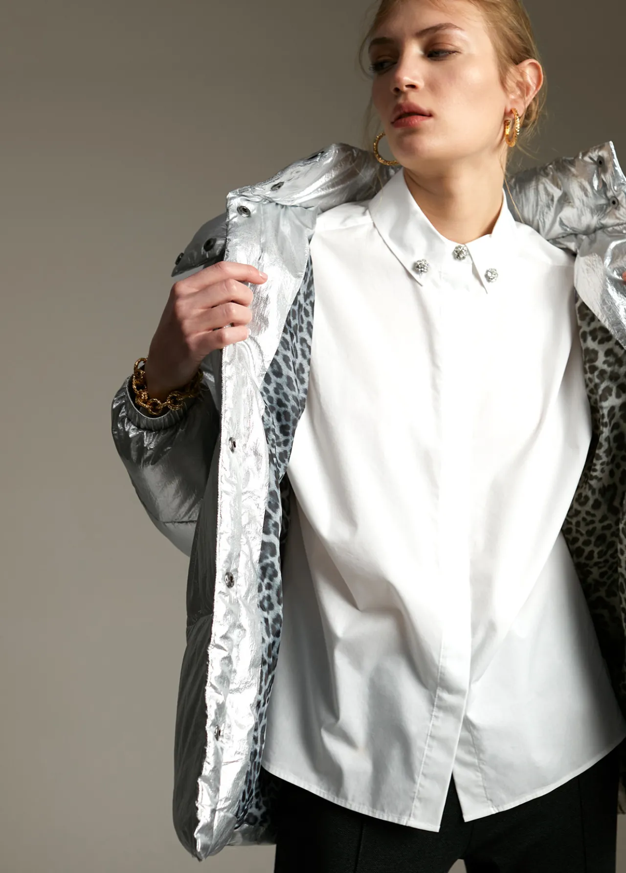anorak_acolchado_metalizado_6.webp Lola Casademunt Abrigos Y Cazadoras<Anorak acolchado metalizado PLATEADO
