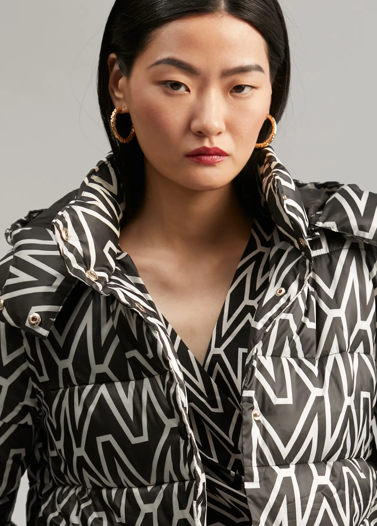anorak_corto_acolchado_monograma_1.webp Lola Casademunt Abrigos Y Cazadoras<Anorak corto acolchado monograma NEGRO-CRUDO