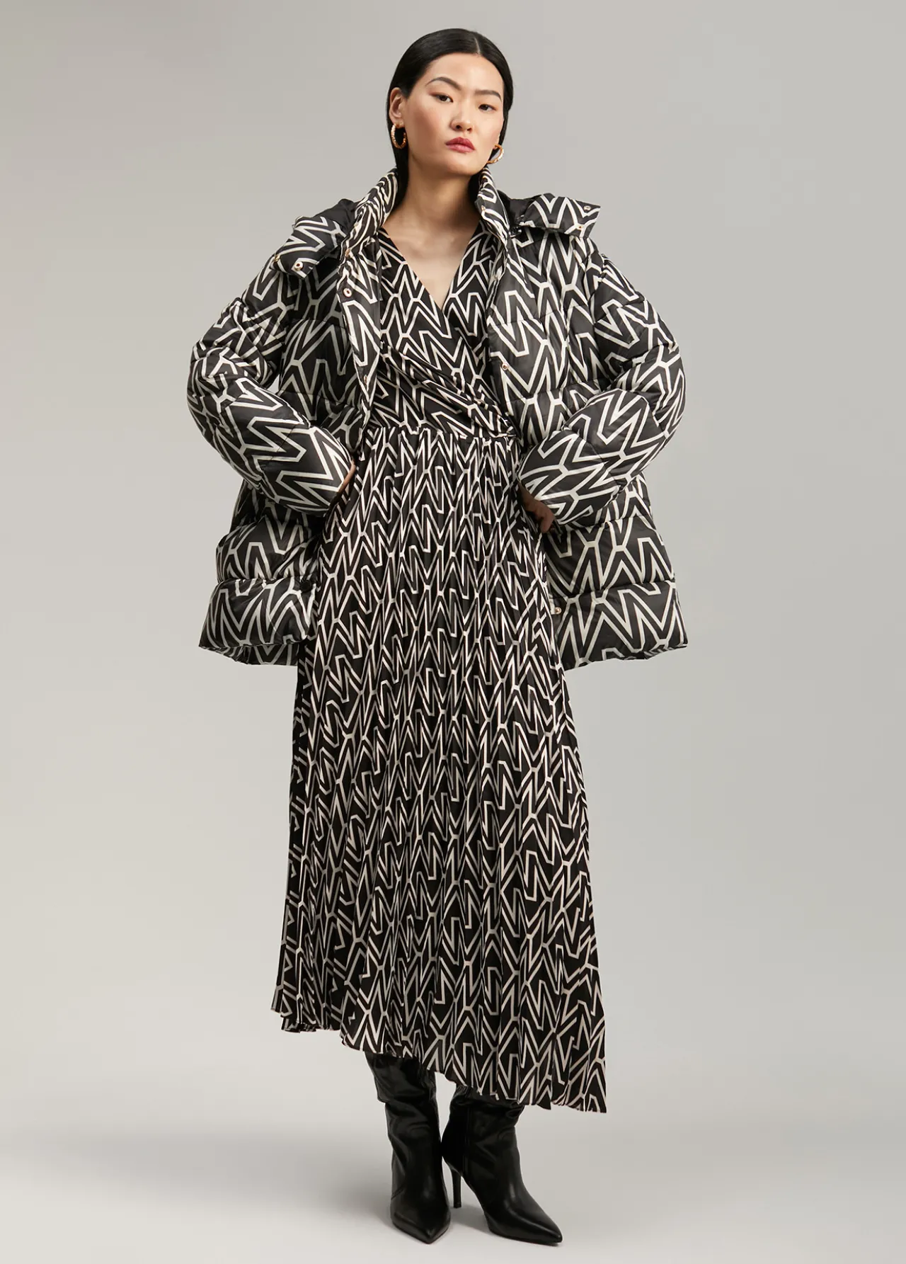 anorak_corto_acolchado_monograma_2.webp Lola Casademunt Abrigos Y Cazadoras<Anorak corto acolchado monograma NEGRO-CRUDO