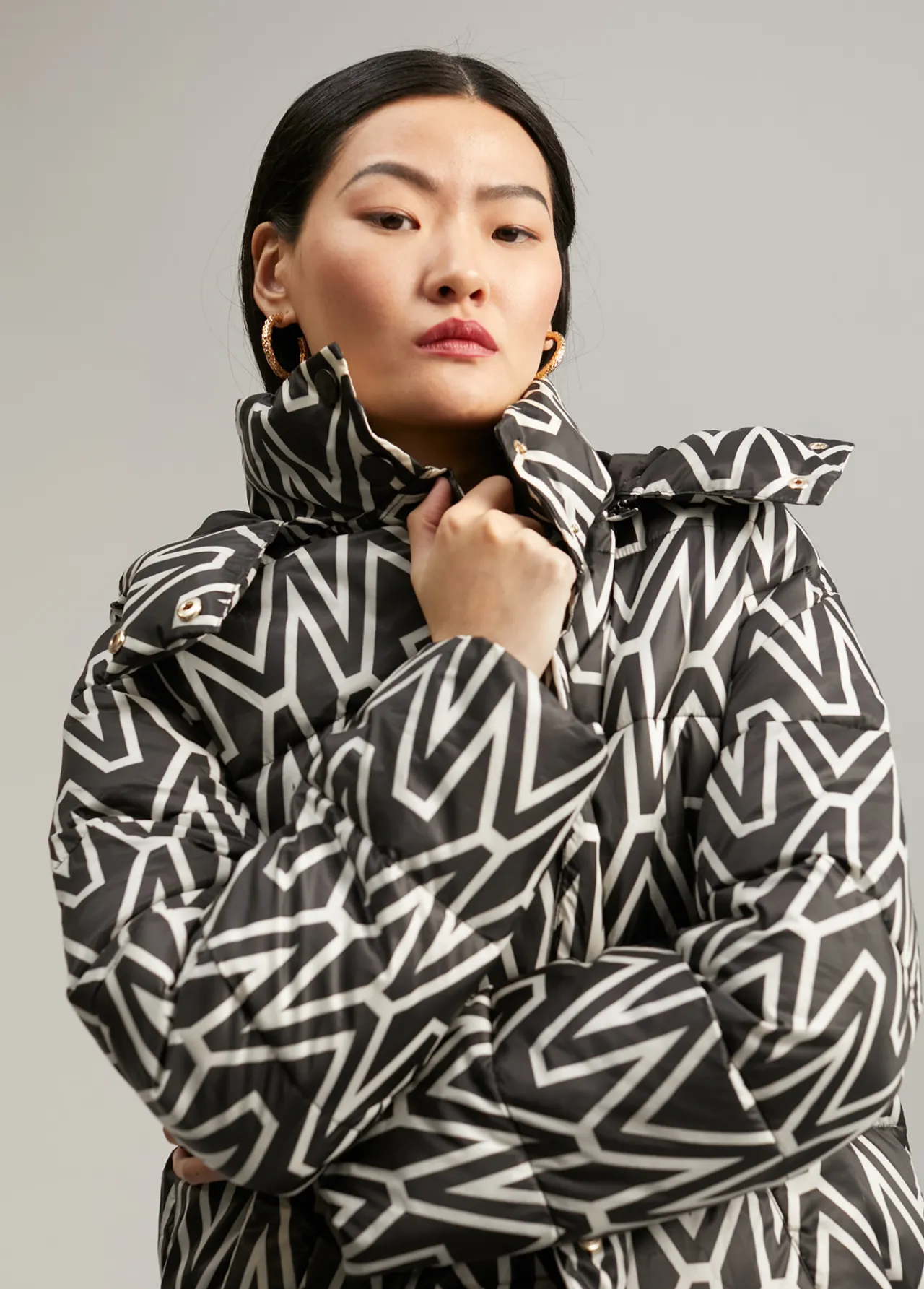 anorak_corto_acolchado_monograma_3.webp Lola Casademunt Abrigos Y Cazadoras<Anorak corto acolchado monograma NEGRO-CRUDO