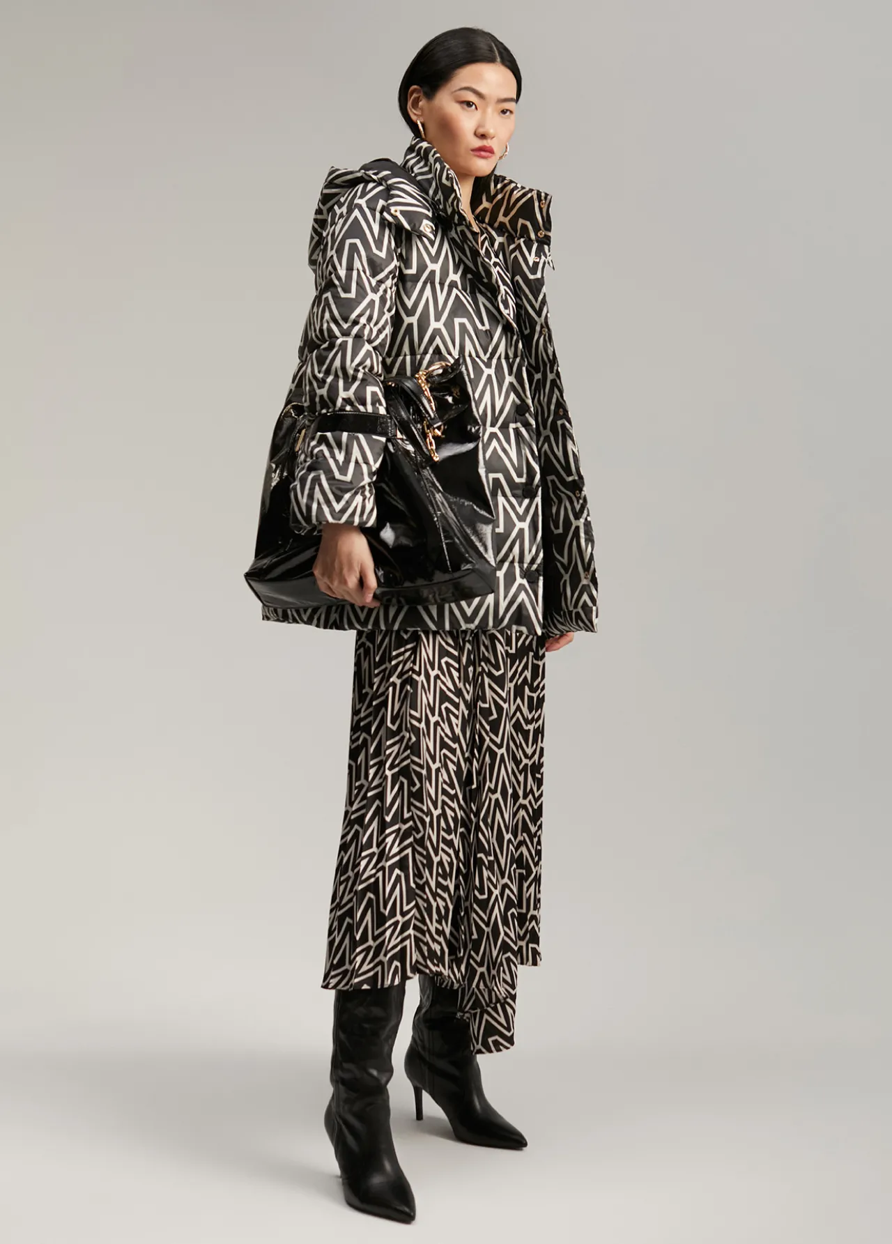 anorak_corto_acolchado_monograma_4.webp Lola Casademunt Abrigos Y Cazadoras<Anorak corto acolchado monograma NEGRO-CRUDO