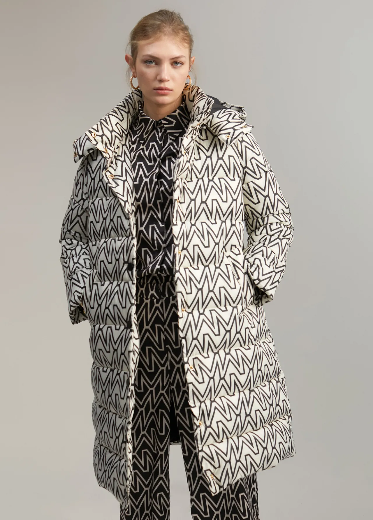 anorak_midi_acolchado_monograma_0.webp Lola Casademunt Abrigos Y Cazadoras<Anorak midi acolchado monograma BLANCO-NEGRO