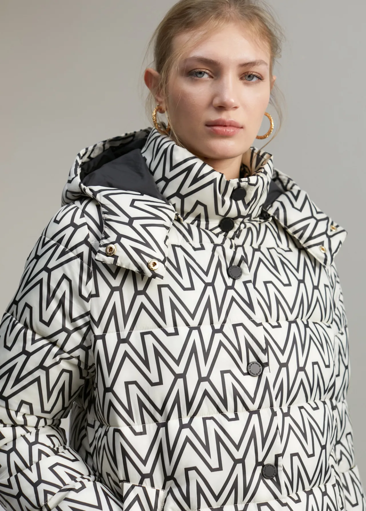 anorak_midi_acolchado_monograma_1.webp Lola Casademunt Abrigos Y Cazadoras<Anorak midi acolchado monograma BLANCO-NEGRO