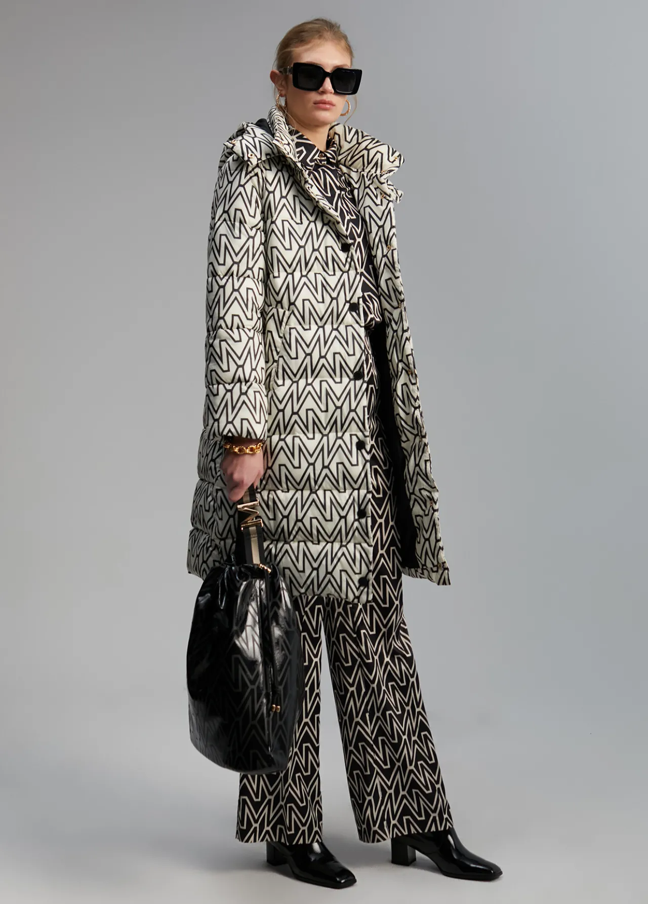 anorak_midi_acolchado_monograma_6.webp Lola Casademunt Abrigos Y Cazadoras<Anorak midi acolchado monograma BLANCO-NEGRO