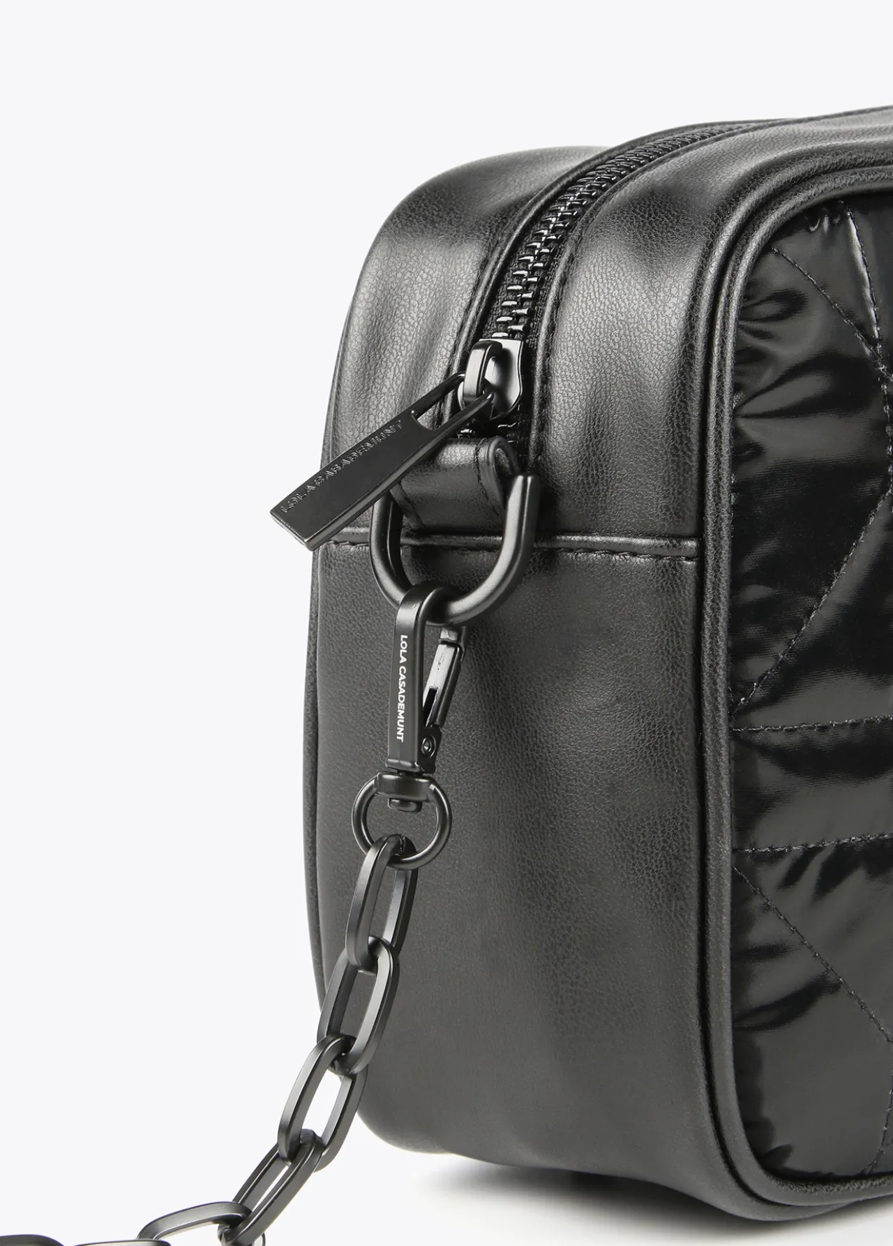 bandolera_acolchada_2-5.webp Lola Casademunt Bandoleras | Bolsos Pequeños<Bandolera acolchada NEGRO