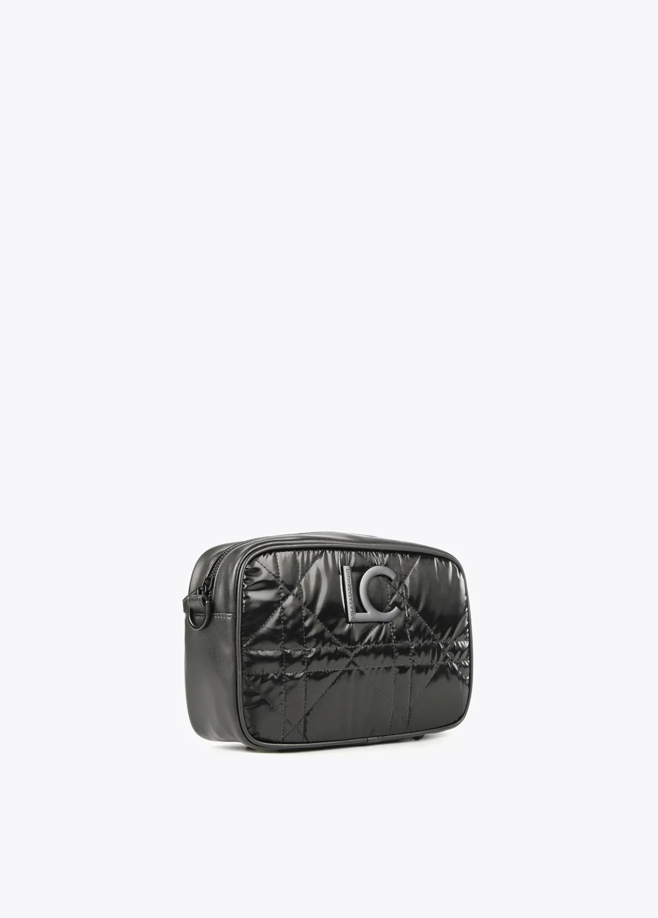 bandolera_acolchada_4-5.webp Lola Casademunt Bandoleras | Bolsos Pequeños<Bandolera acolchada NEGRO