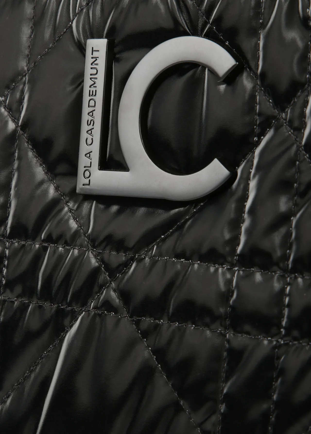 bandolera_acolchada_6-1.webp Lola Casademunt Bandoleras | Bolsos Pequeños<Bandolera acolchada NEGRO