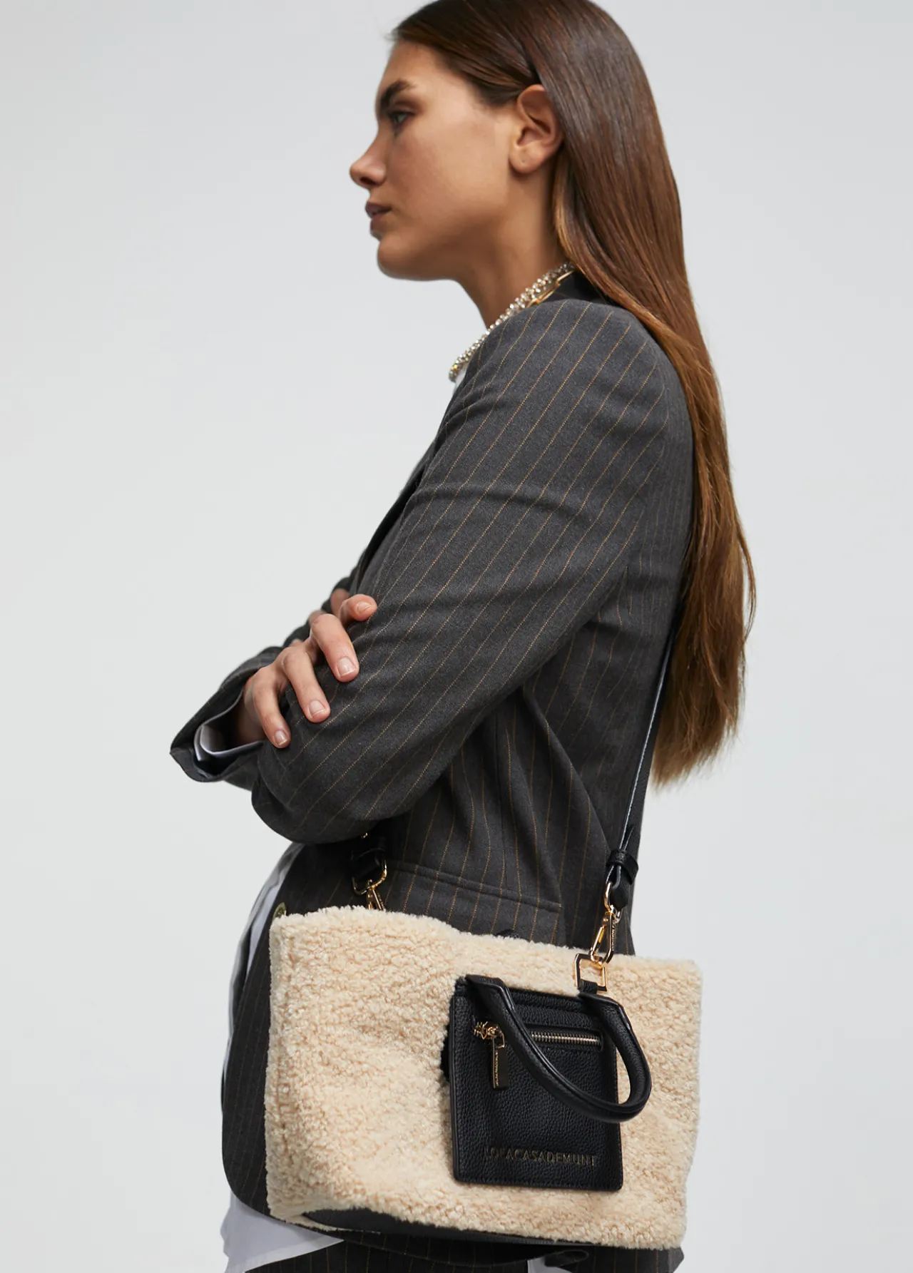 bandolera_borreguito_1-1.webp Lola Casademunt Bandoleras | Bolsos Pequeños<Bandolera borreguito CRUDO-MARRON