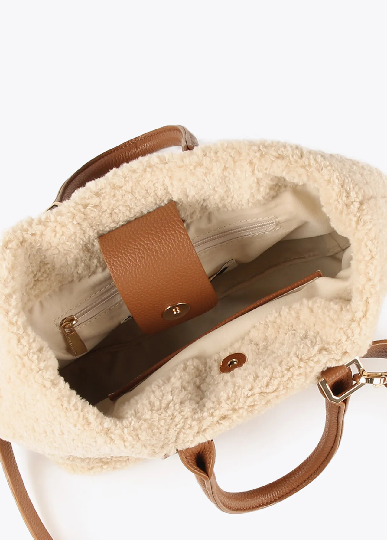 bandolera_borreguito_2.webp Lola Casademunt Bandoleras | Bolsos Pequeños<Bandolera borreguito CRUDO-MARRON