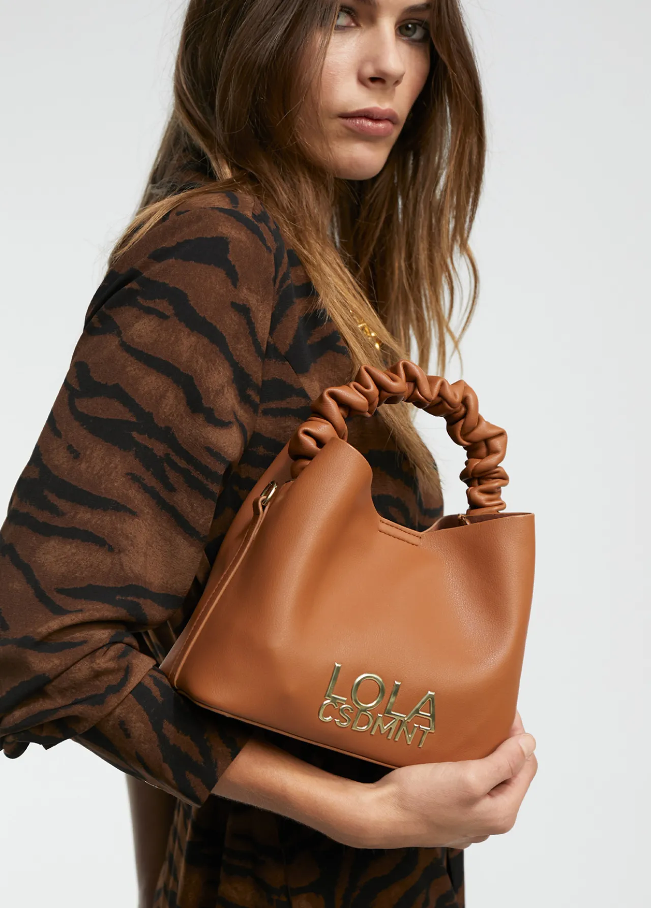 bandolera_con_asa_fruncida_1-1.webp Lola Casademunt Bandoleras | Bolsos Pequeños<Bandolera con asa fruncida NEGRO