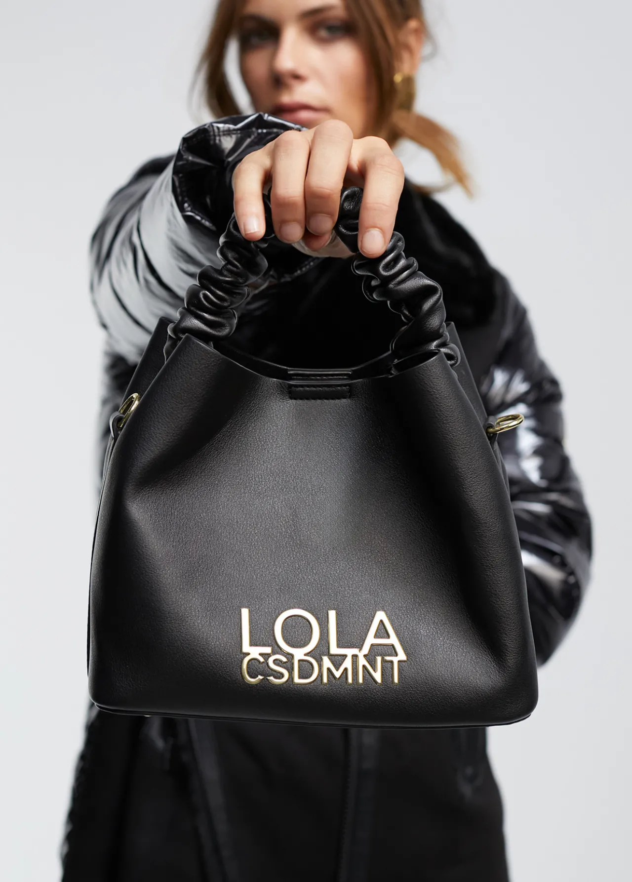 bandolera_con_asa_fruncida_1.webp Lola Casademunt Bolsos Pequeños | Bandoleras<Bandolera con asa fruncida NEGRO