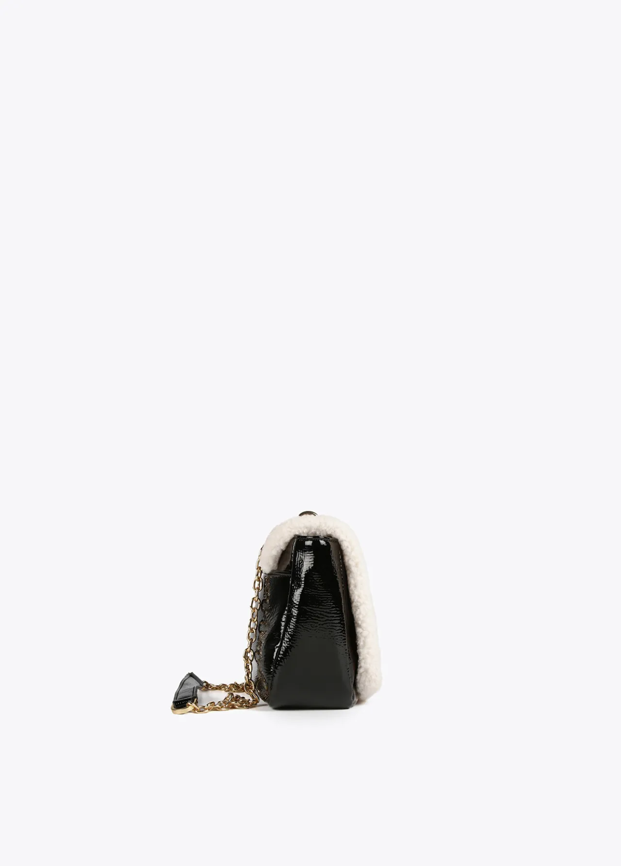 bandolera_detalles_borreguito_3.webp Lola Casademunt Bandoleras | Bolsos Pequeños<Bandolera detalles borreguito NEGRO