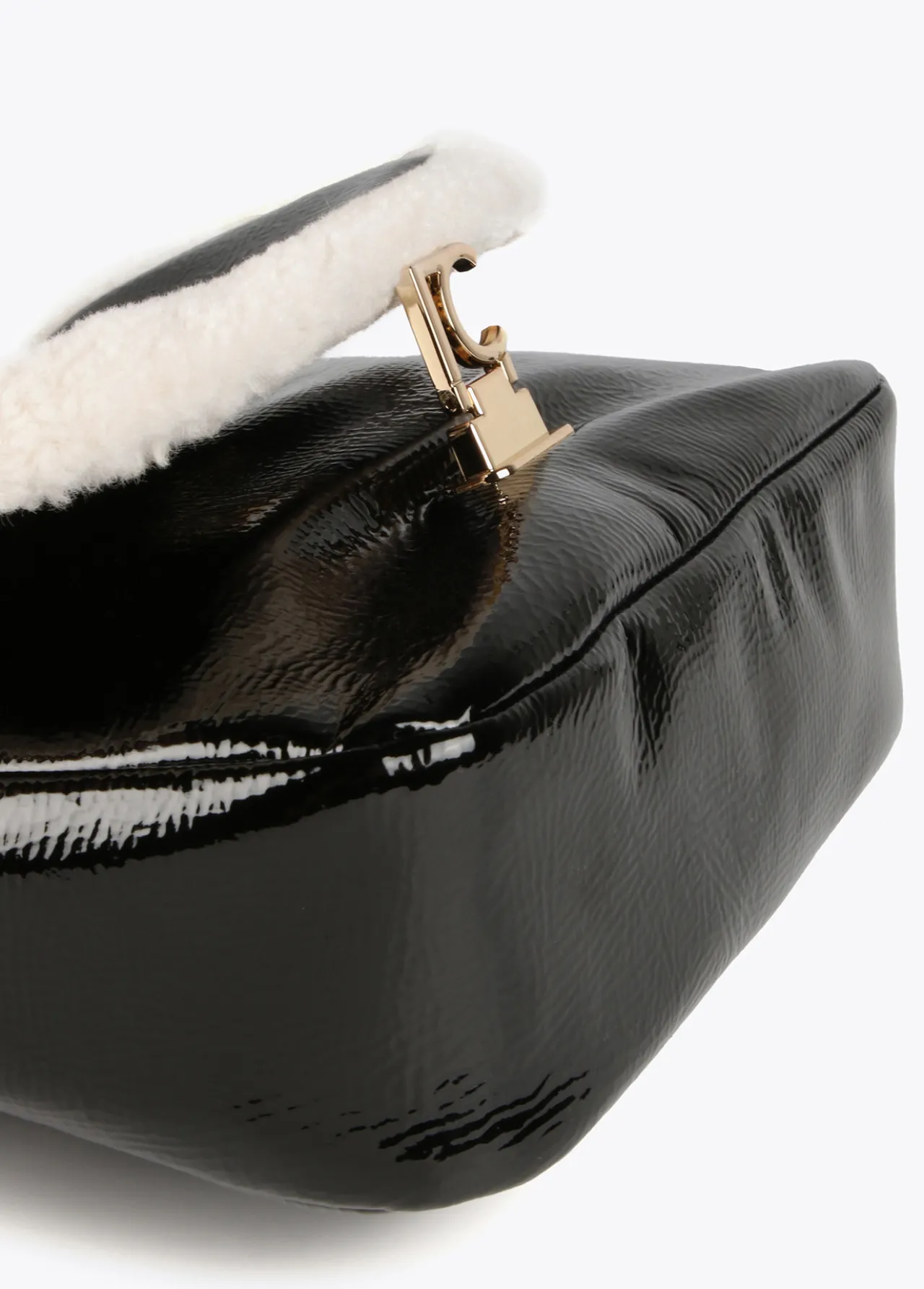 bandolera_detalles_borreguito_4.webp Lola Casademunt Bandoleras | Bolsos Pequeños<Bandolera detalles borreguito NEGRO