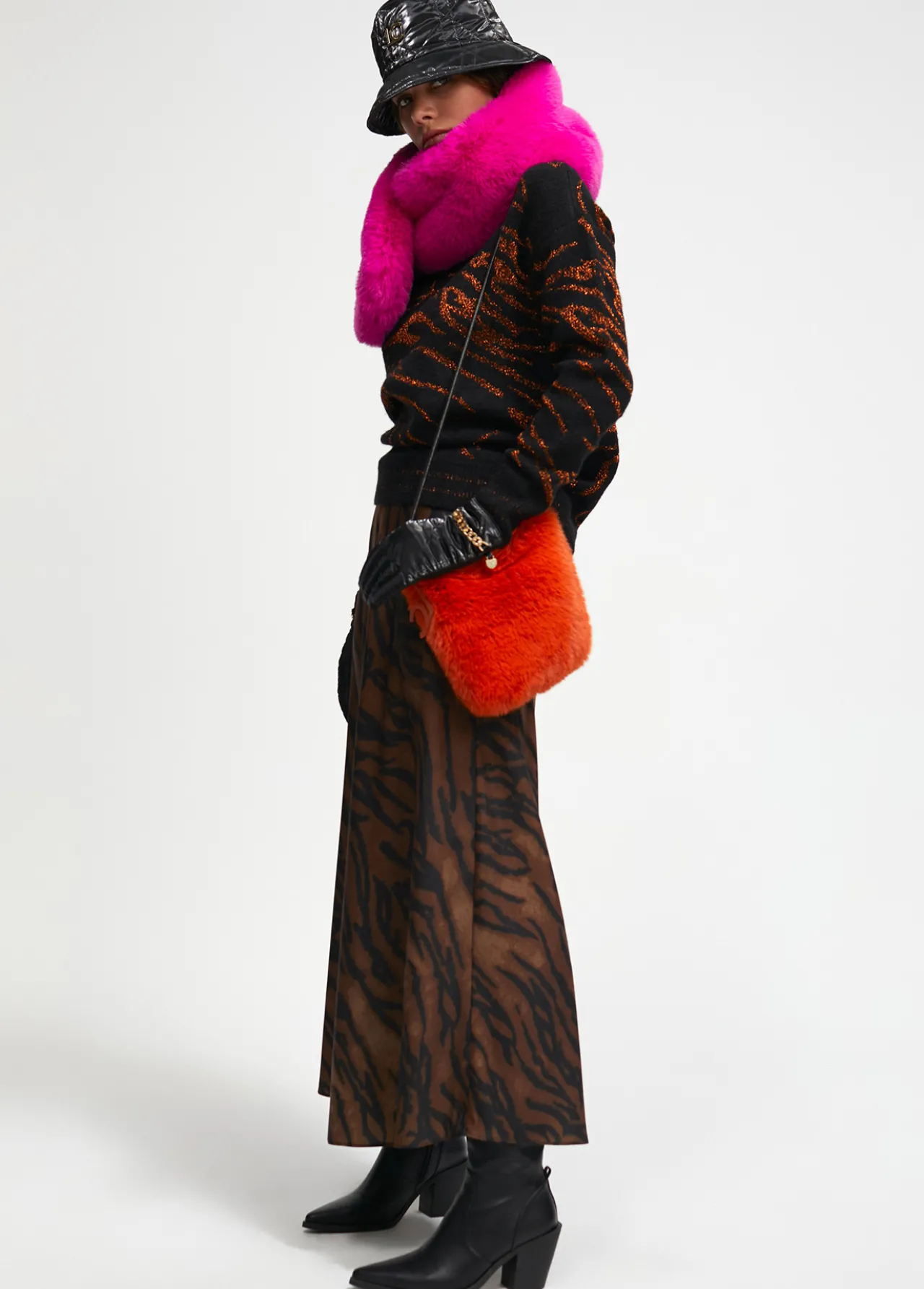 bandolera_efecto_pelo_1.webp Lola Casademunt Bolsos Pequeños | Bandoleras<Bandolera efecto pelo NEGRO