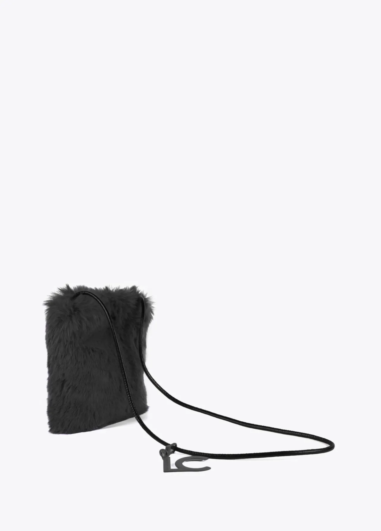 bandolera_efecto_pelo_4-1.webp Lola Casademunt Bandoleras | Bolsos Pequeños<Bandolera efecto pelo NEGRO