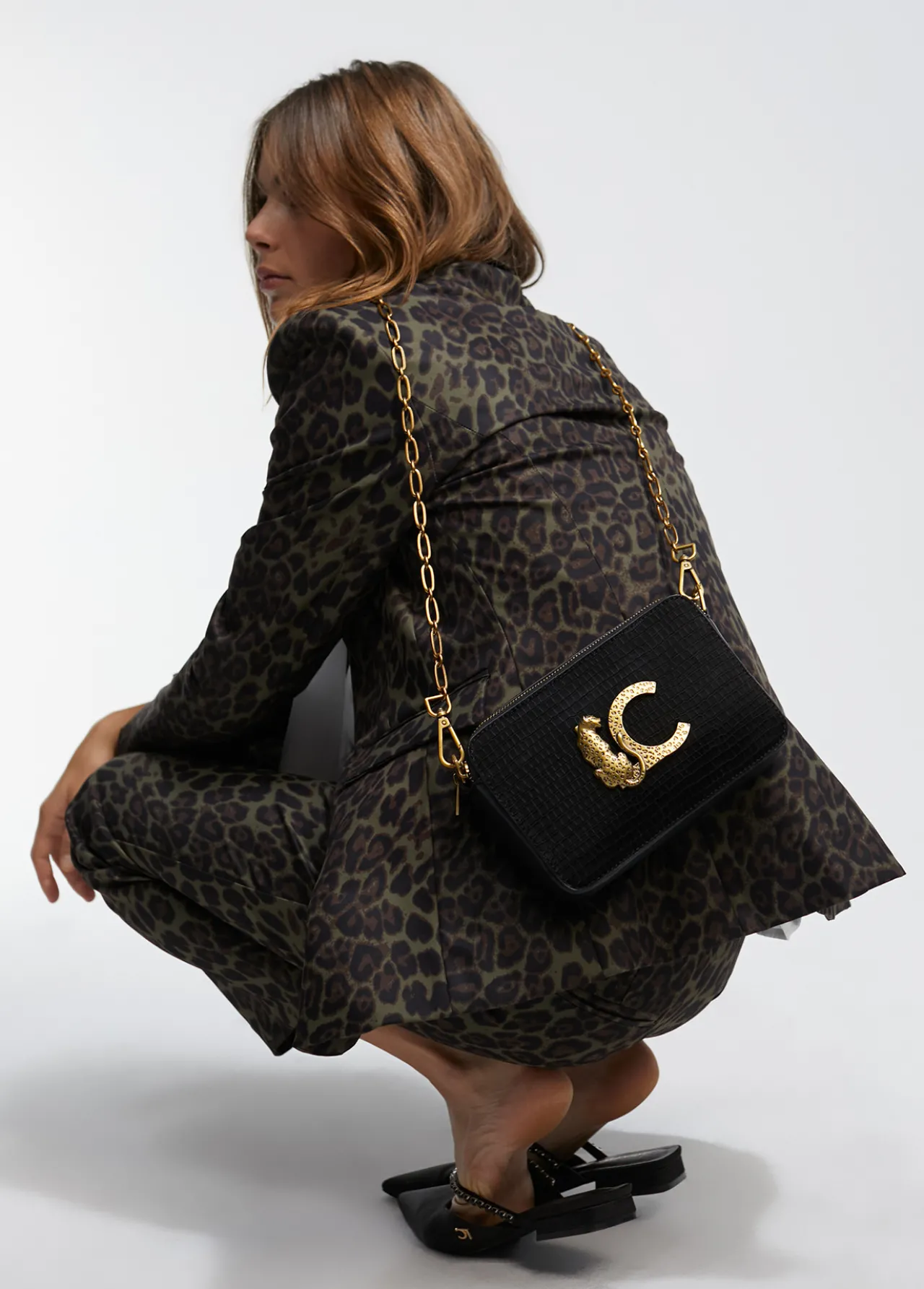 bandolera_efecto_piel_cocodrilo_1.webp Lola Casademunt Bandoleras | Bolsos Pequeños<Bandolera efecto piel cocodrilo NEGRO