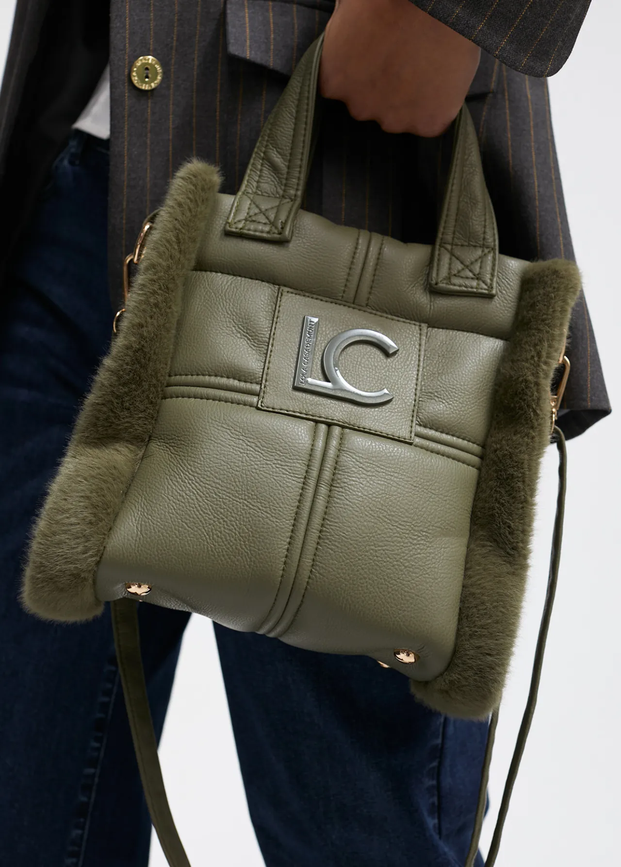 bandolera_efecto_piel_y_pelo_1-2.webp Lola Casademunt Bandoleras | Bolsos Pequeños<Bandolera efecto piel y pelo CRUDO