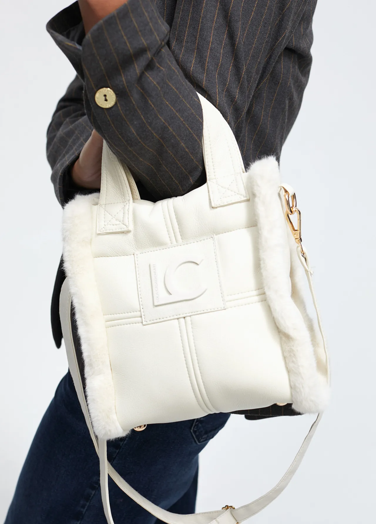 bandolera_efecto_piel_y_pelo_1.webp Lola Casademunt Bandoleras | Bolsos Pequeños<Bandolera efecto piel y pelo CRUDO