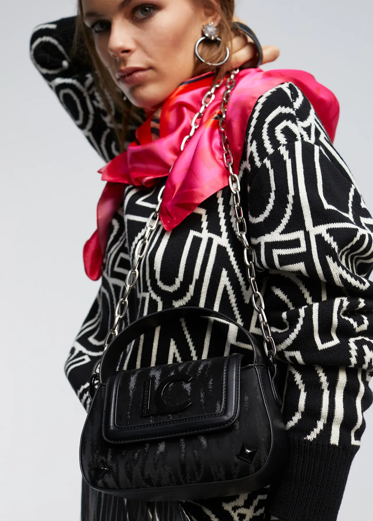 bandolera_estampado_zebra_5.webp Lola Casademunt Bandoleras | Bolsos Pequeños<Bandolera estampado zebra NEGRO