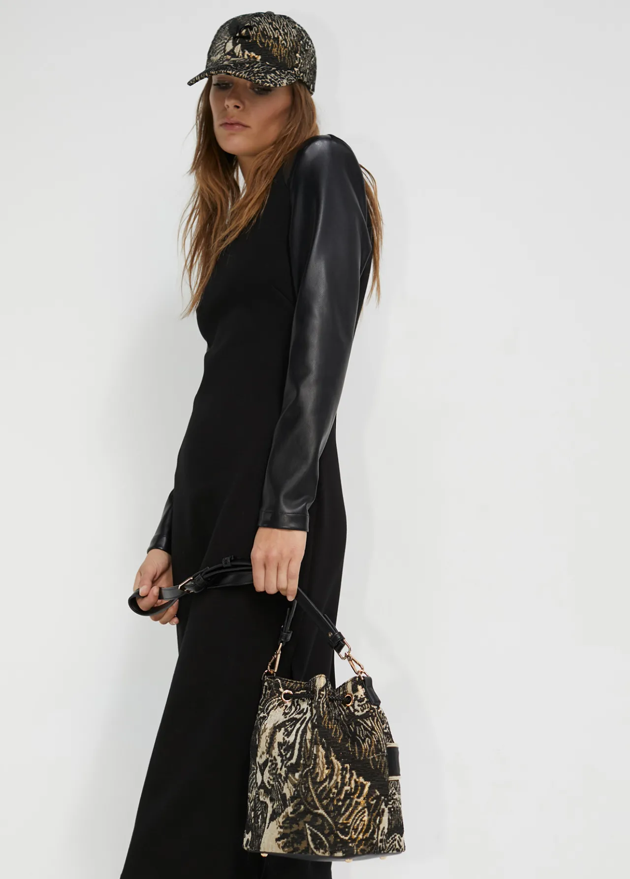 bandolera_jacquard_5.webp Lola Casademunt Animal Print | Bolsos De Hombro<Bandolera jacquard NEGRO-METAL