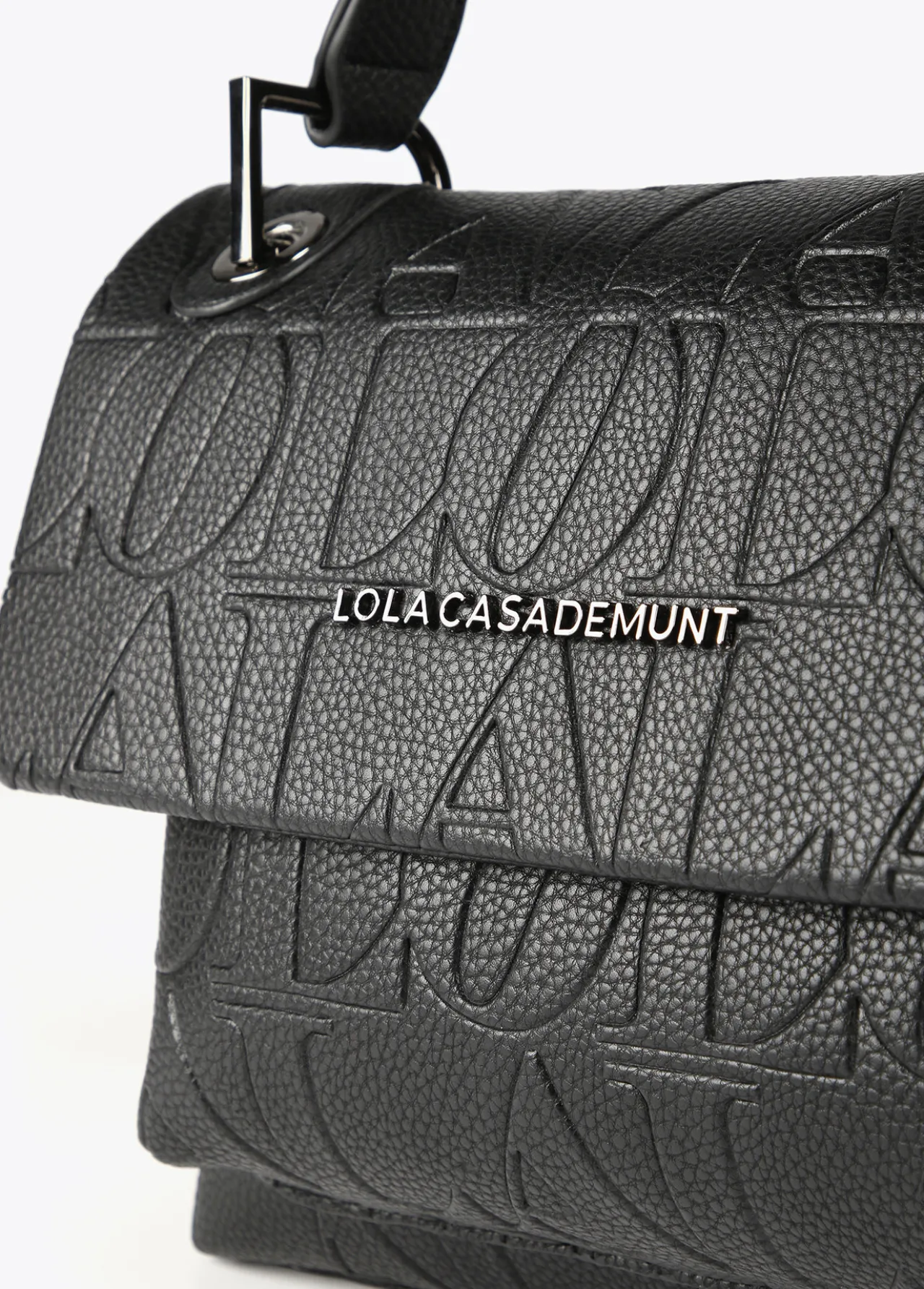 bandolera_logo_grabado_6-1.webp Lola Casademunt Bolsos De Hombro | Bandoleras<Bandolera logo grabado NEGRO