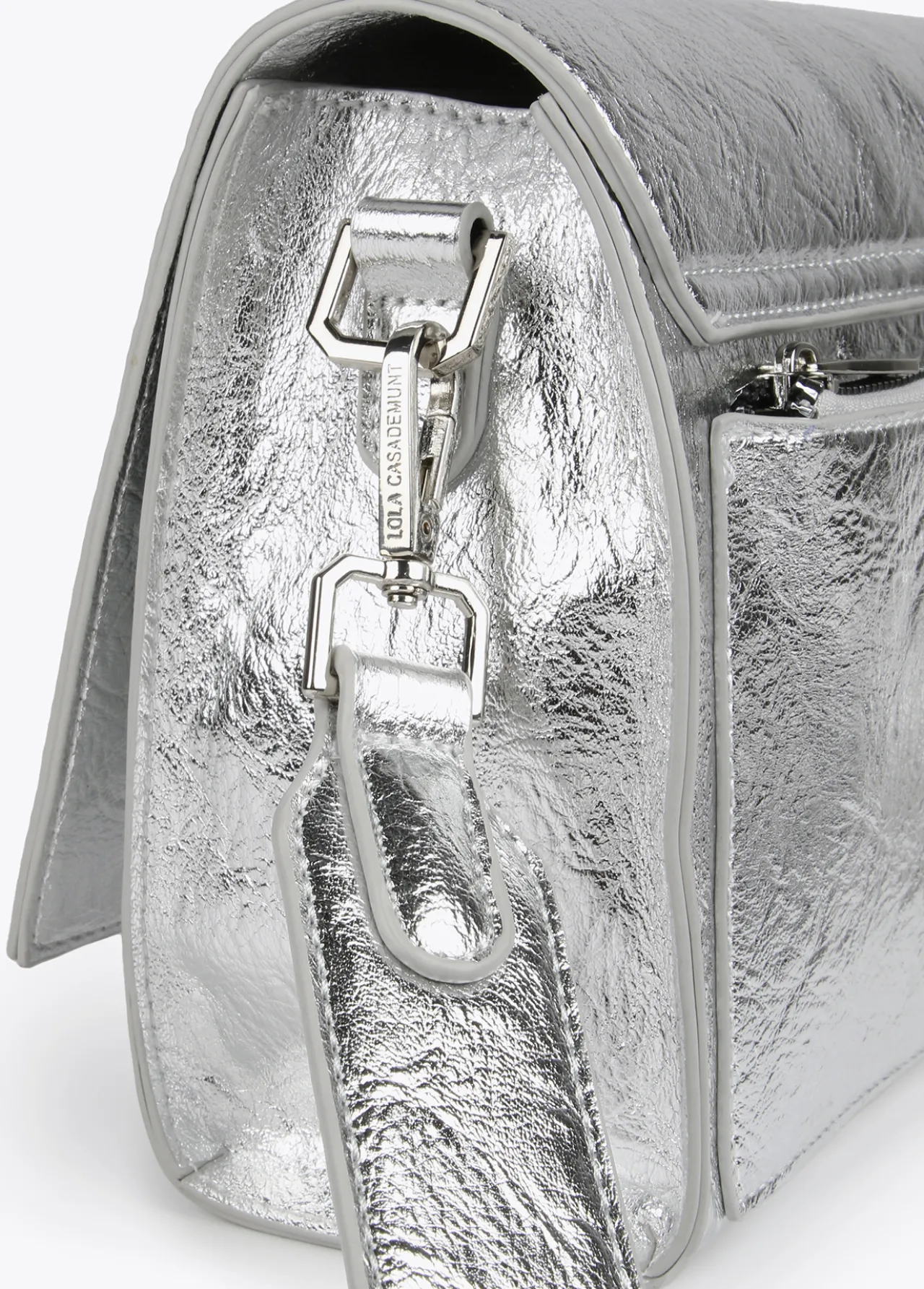 bandolera_metalizada_6-1.webp Lola Casademunt Bandoleras | Bolsos Pequeños<Bandolera metalizada DORADO