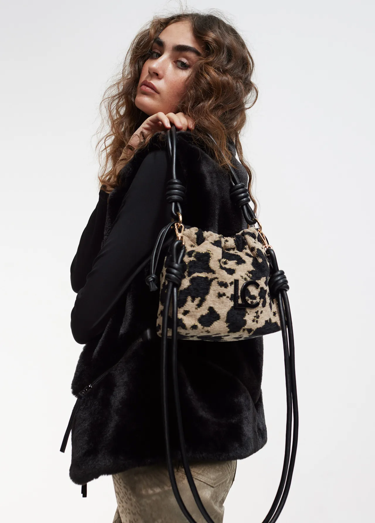 bandolera_tejido_animal_1.webp Lola Casademunt Animal Print | Bolsos De Hombro<Bandolera tejido animal CRUDO-NEGRO