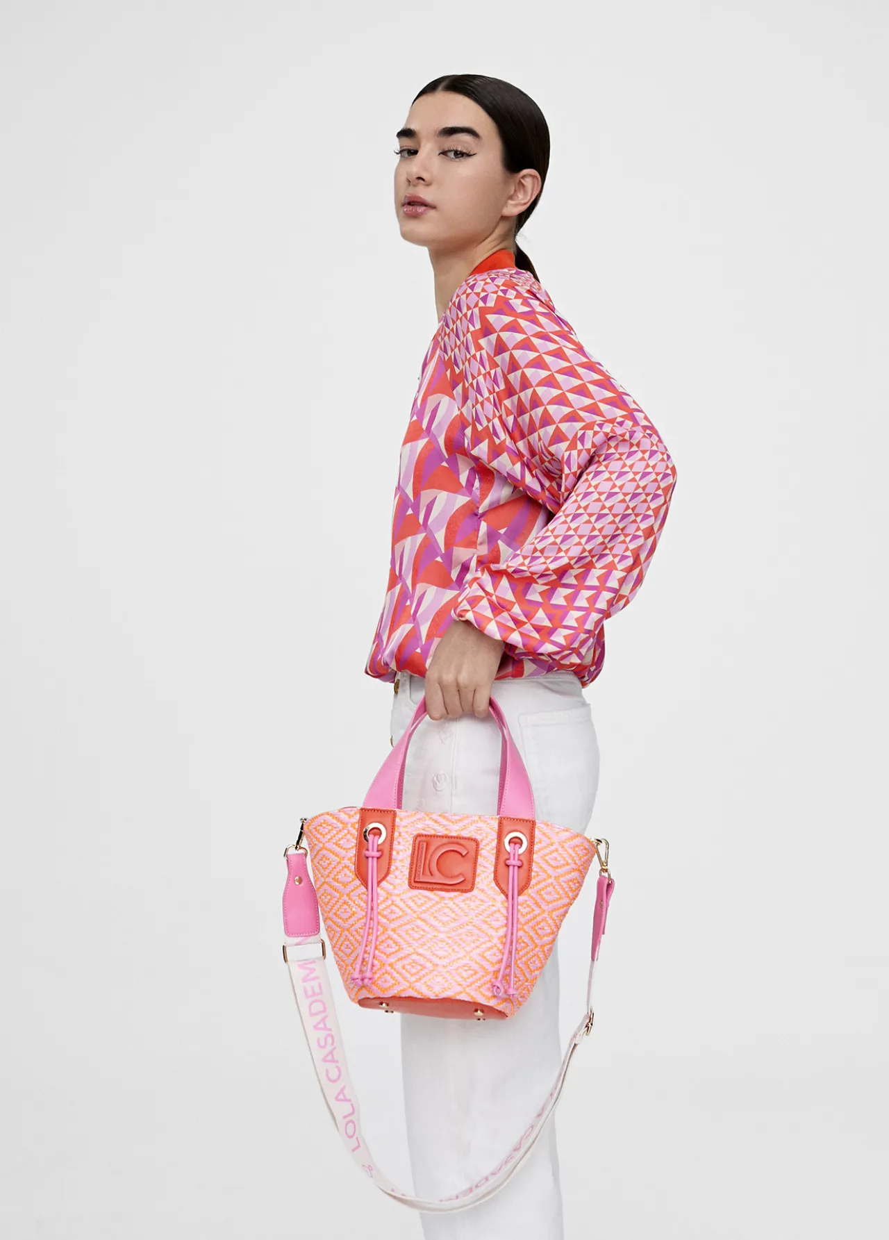 bandolera_tipo_cesta_efecto_rafia_1-1.webp Lola Casademunt Bolsos<Bandolera tipo cesta efecto rafia NEGRO-CRUDO