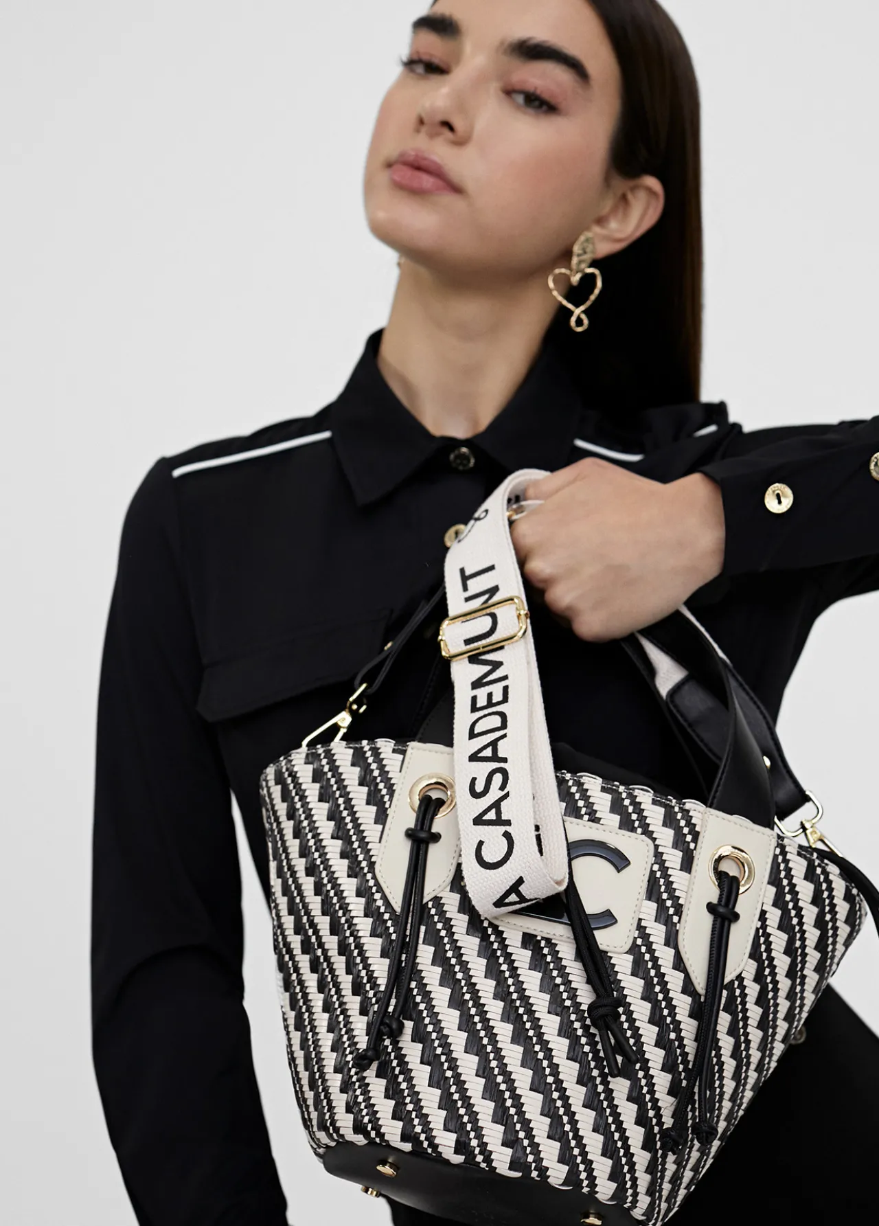bandolera_tipo_cesta_efecto_rafia_1.webp Lola Casademunt Bolsos<Bandolera tipo cesta efecto rafia NEGRO-CRUDO