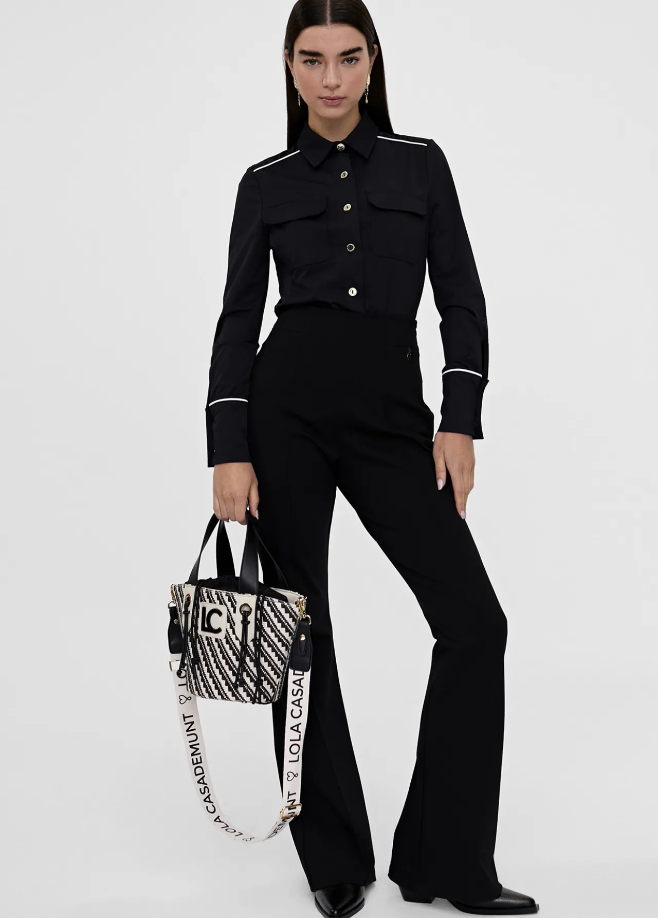bandolera_tipo_cesta_efecto_rafia_2.webp Lola Casademunt Bolsos<Bandolera tipo cesta efecto rafia NEGRO-CRUDO