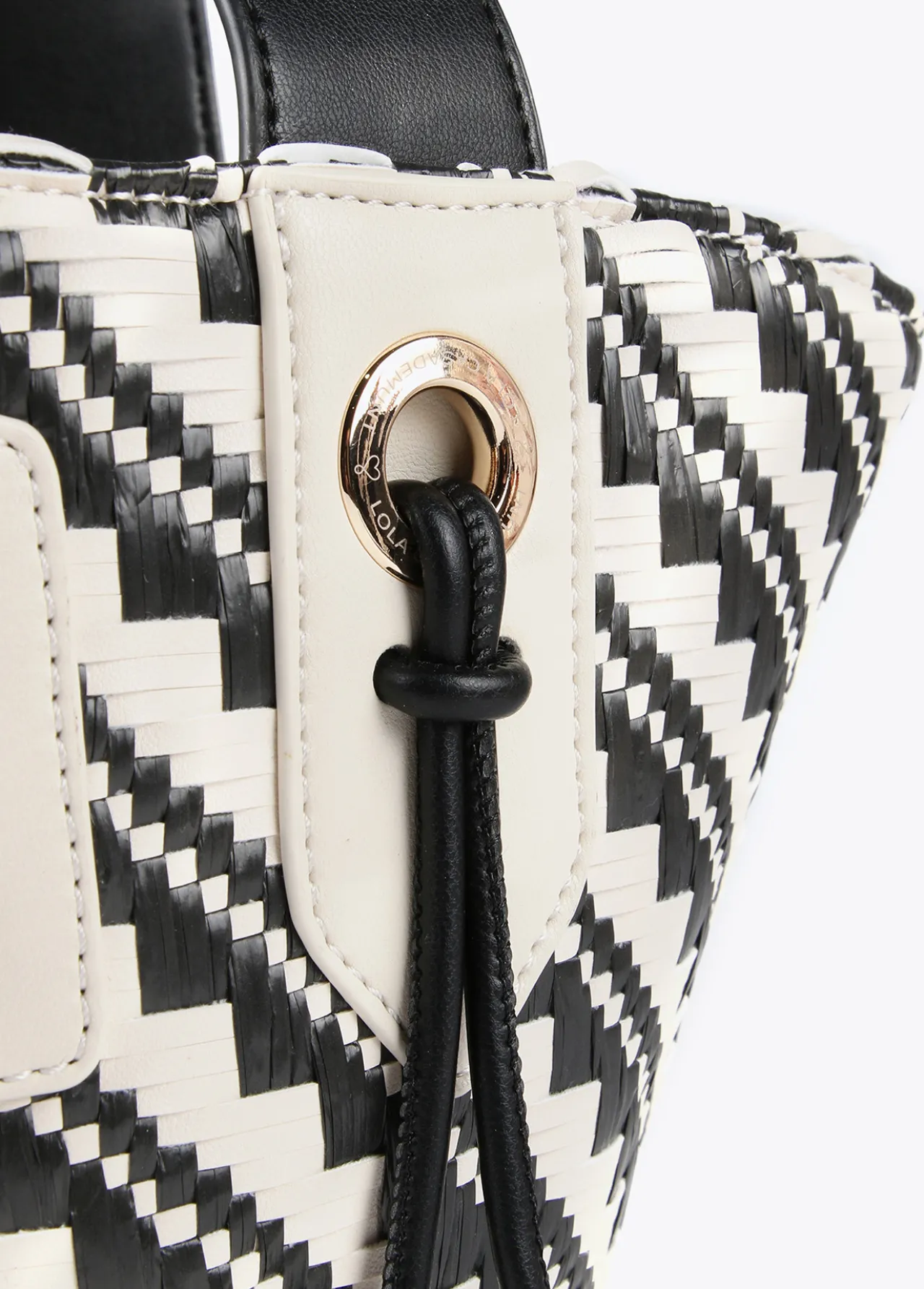 bandolera_tipo_cesta_efecto_rafia_3.webp Lola Casademunt Bolsos<Bandolera tipo cesta efecto rafia NEGRO-CRUDO