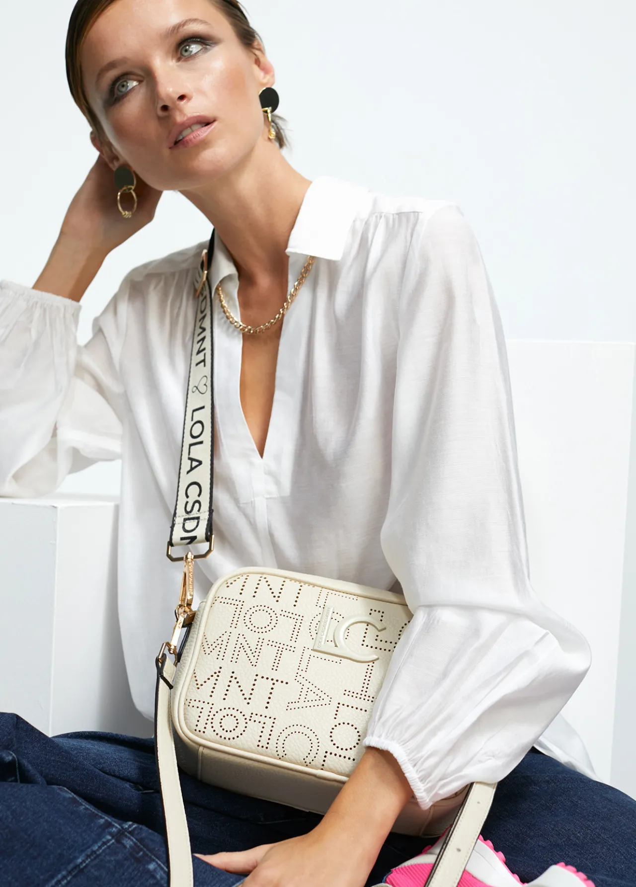 bandolera_troquelada_0.webp Lola Casademunt Bandoleras | Bolsos Pequeños<Bandolera troquelada MARRON