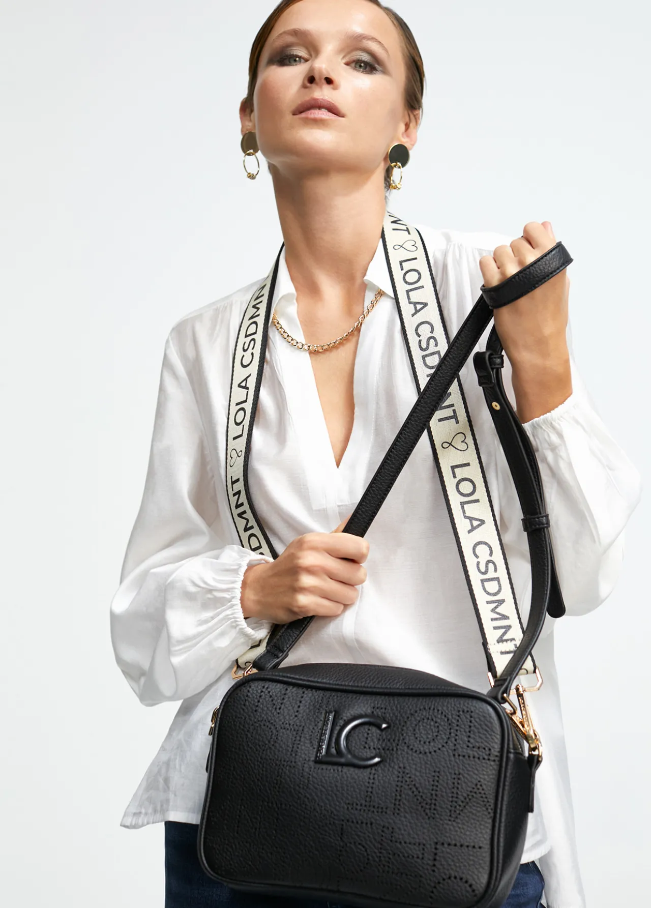 bandolera_troquelada_1-1.webp Lola Casademunt Bandoleras | Bolsos Pequeños<Bandolera troquelada MARRON